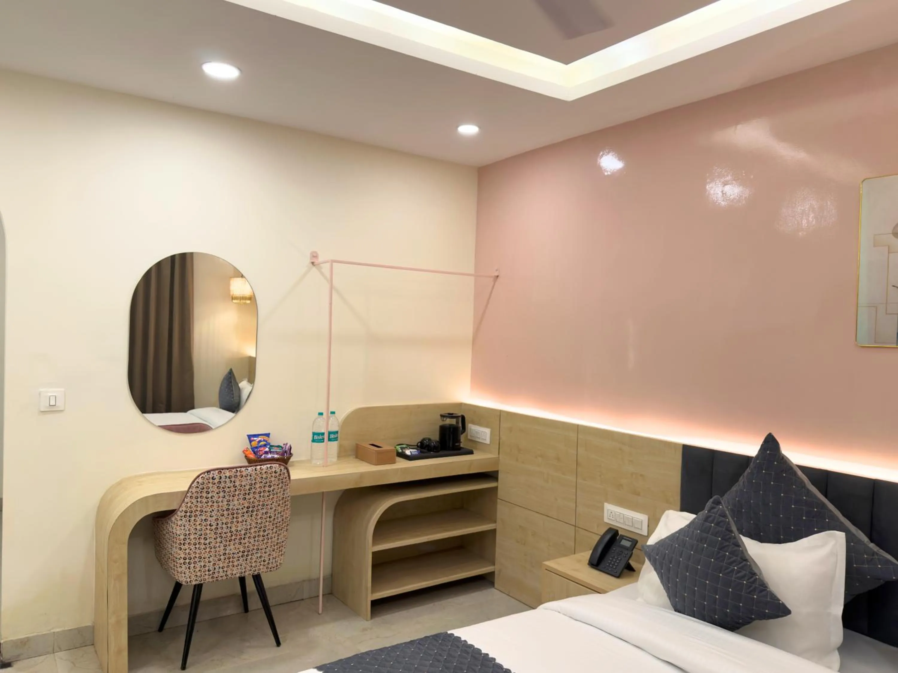 minibar, Bed in Nuri's Nest And Notch