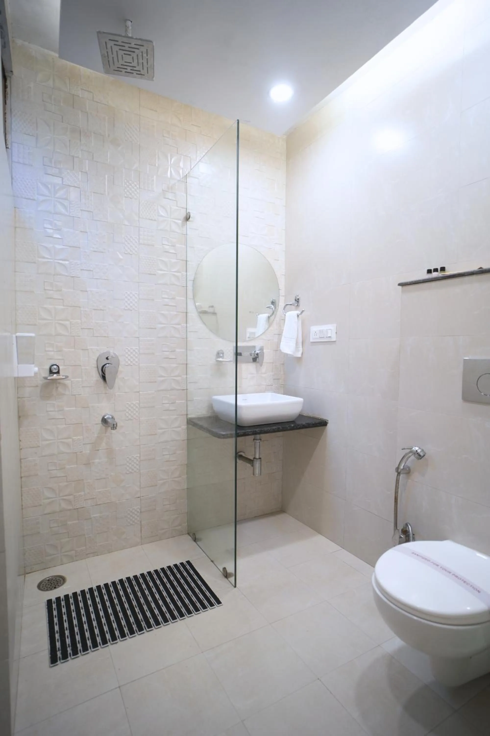 Shower in Nuri's Nest And Notch