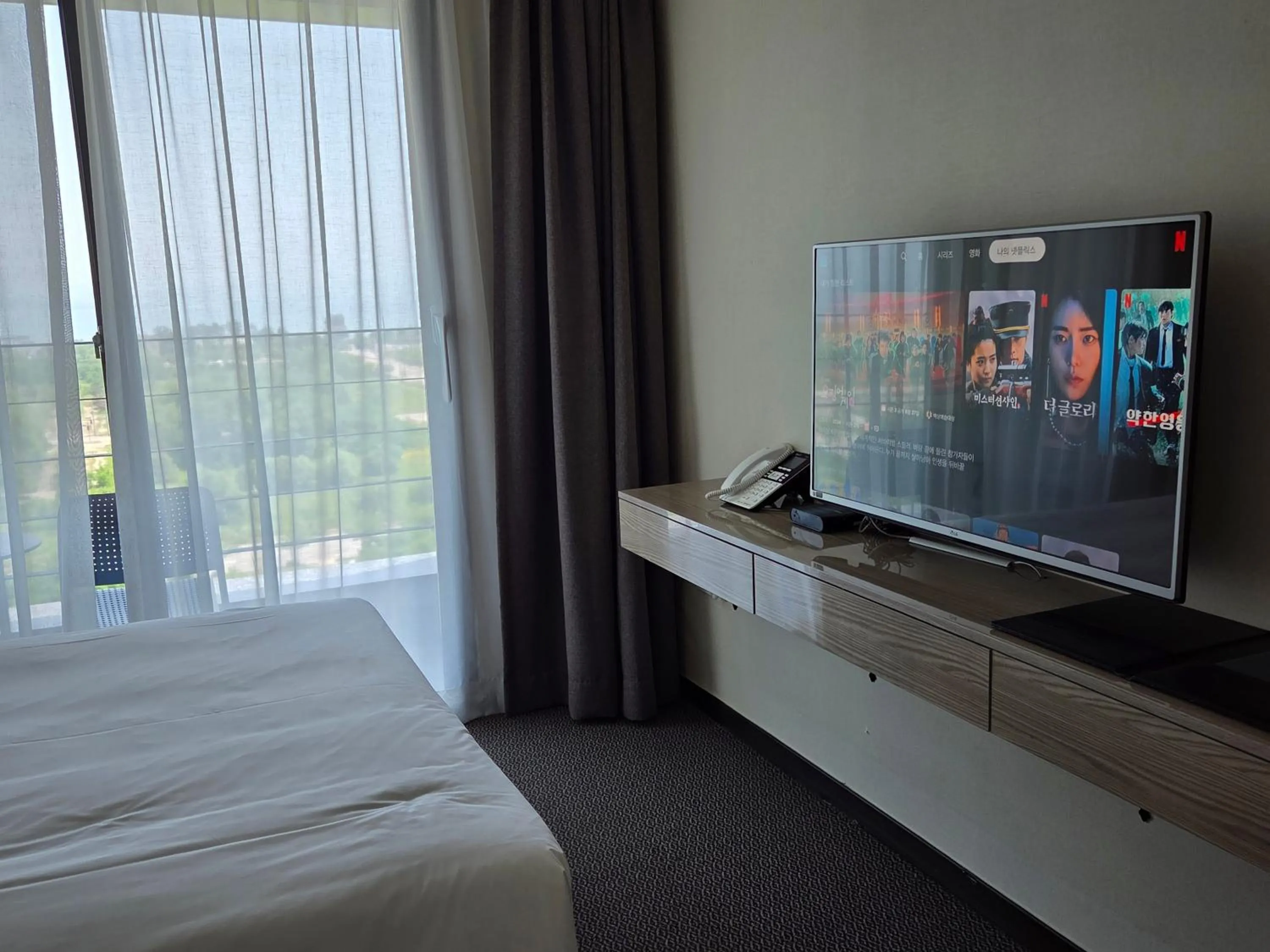 TV and multimedia, Bed in Riviera Hotel Yeongjong