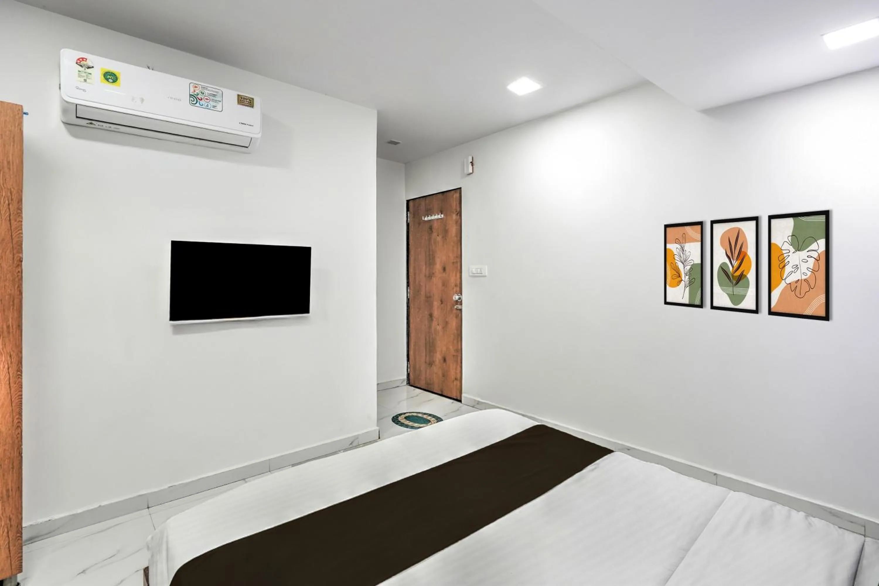 Bedroom, Bed in Hotel O Sneh Rashmi Botanical Garden Surat Formerly Stadium Plaza