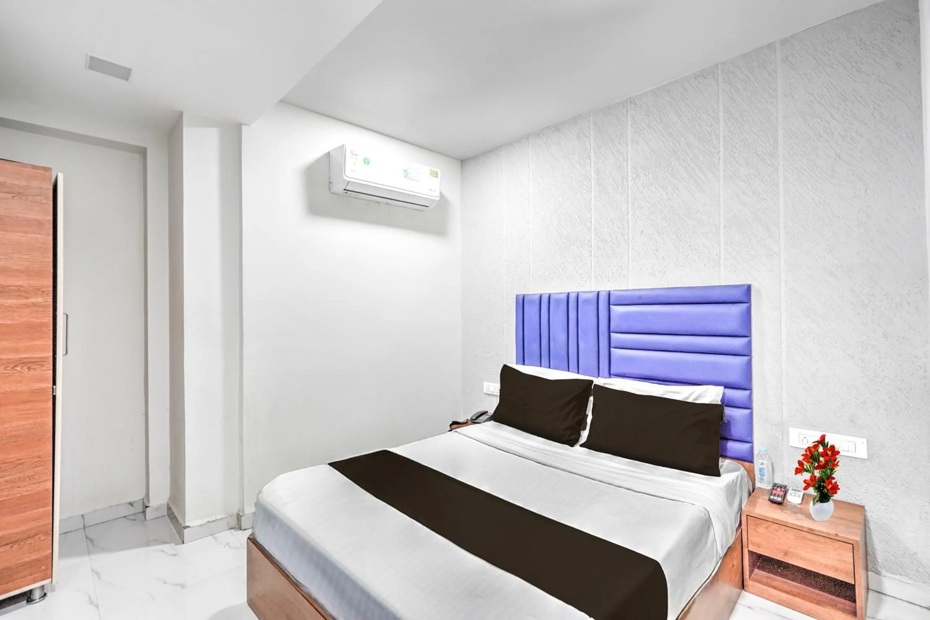 Bedroom, Bed in Hotel O Sneh Rashmi Botanical Garden Surat Formerly Stadium Plaza