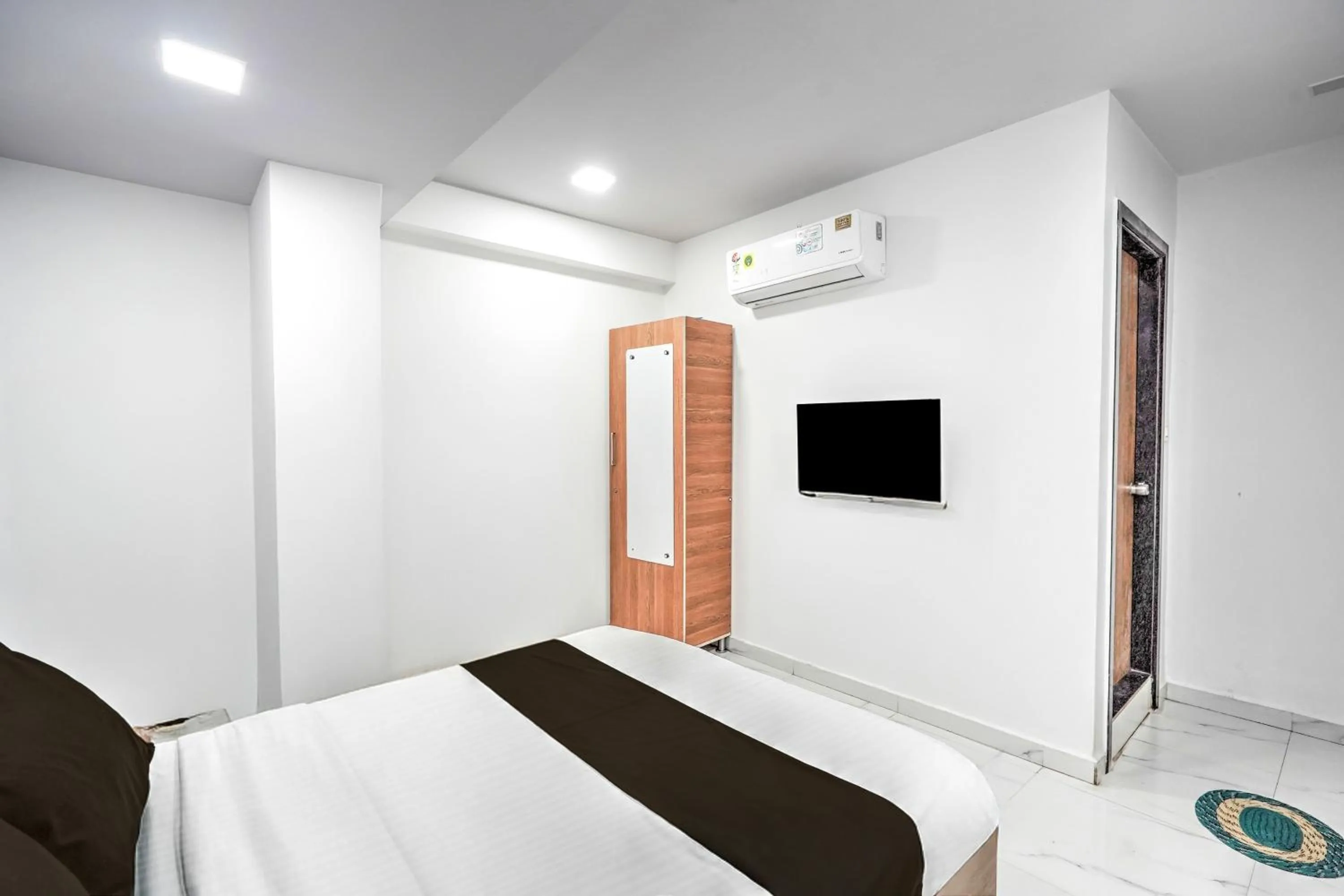 Bedroom, Bed in Hotel O Sneh Rashmi Botanical Garden Surat Formerly Stadium Plaza