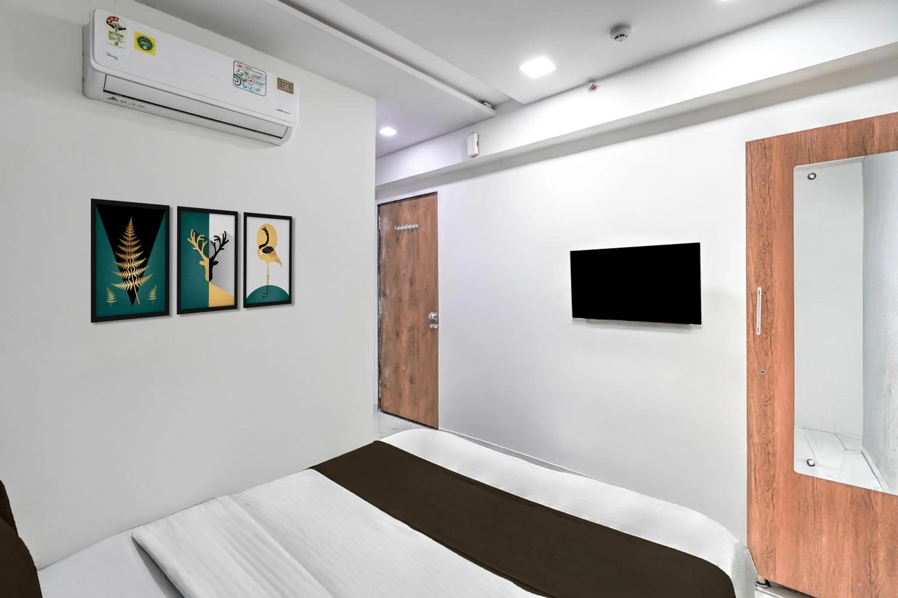 Bedroom, Bed in Hotel O Sneh Rashmi Botanical Garden Surat Formerly Stadium Plaza