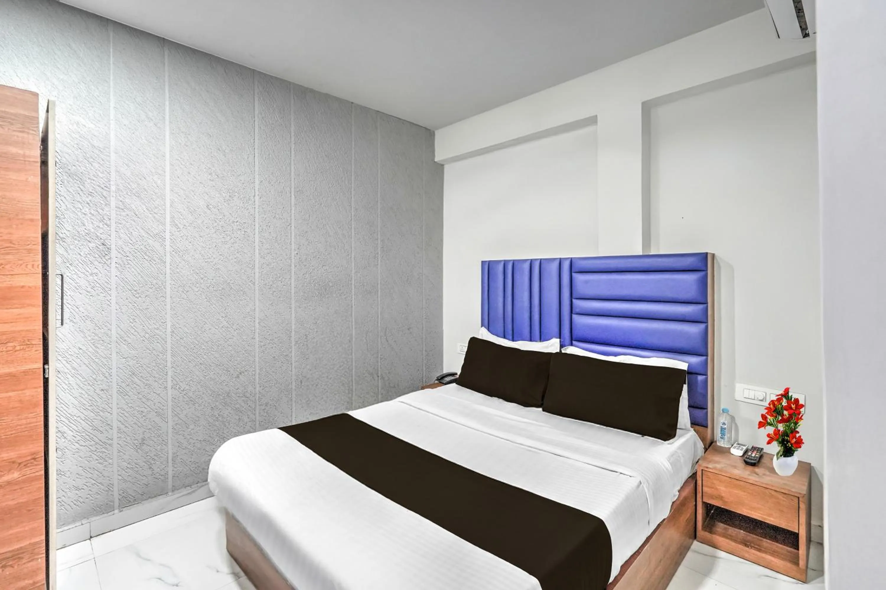 Bedroom, Bed in Hotel O Sneh Rashmi Botanical Garden Surat Formerly Stadium Plaza