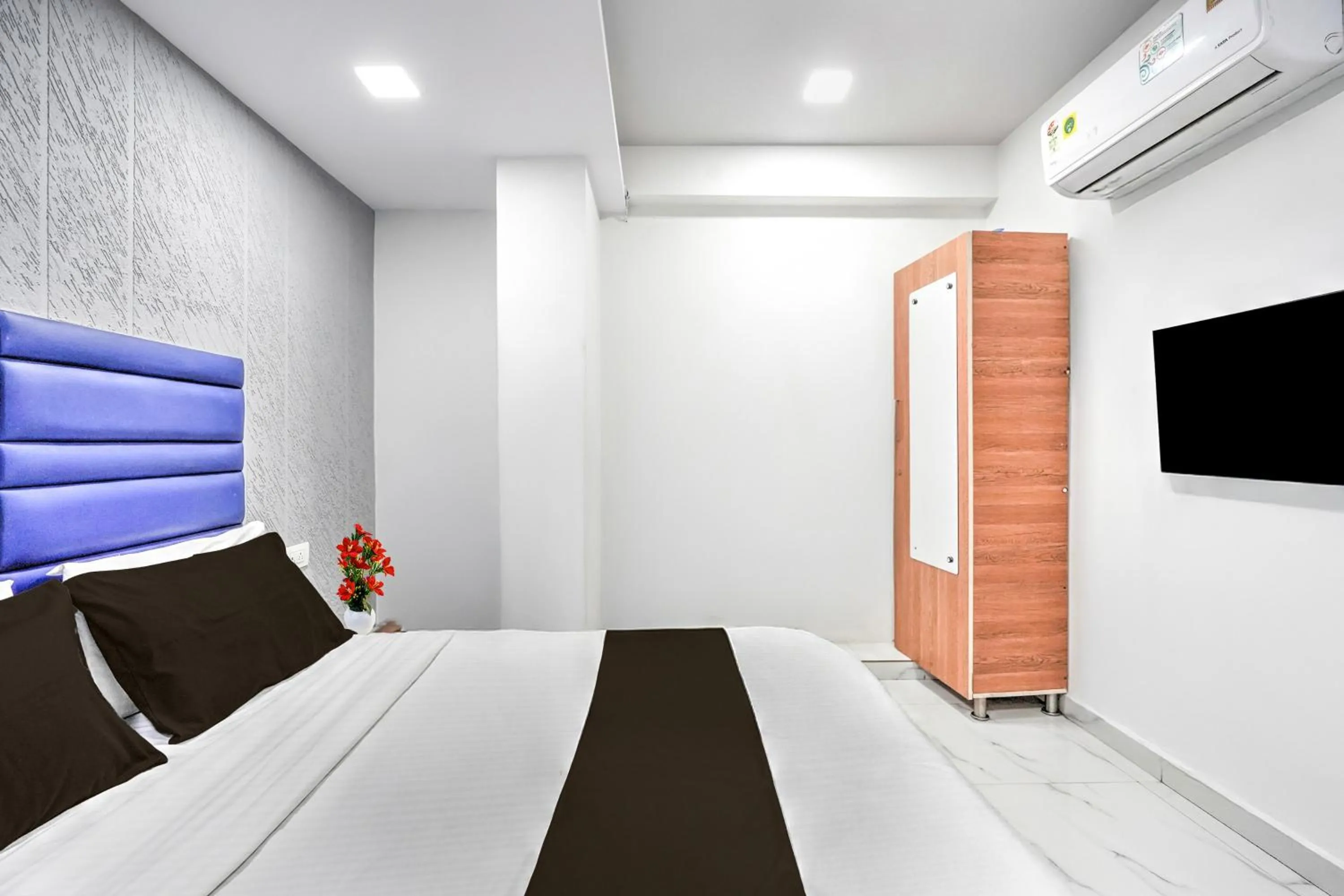 Bedroom, Bed in Hotel O Sneh Rashmi Botanical Garden Surat Formerly Stadium Plaza