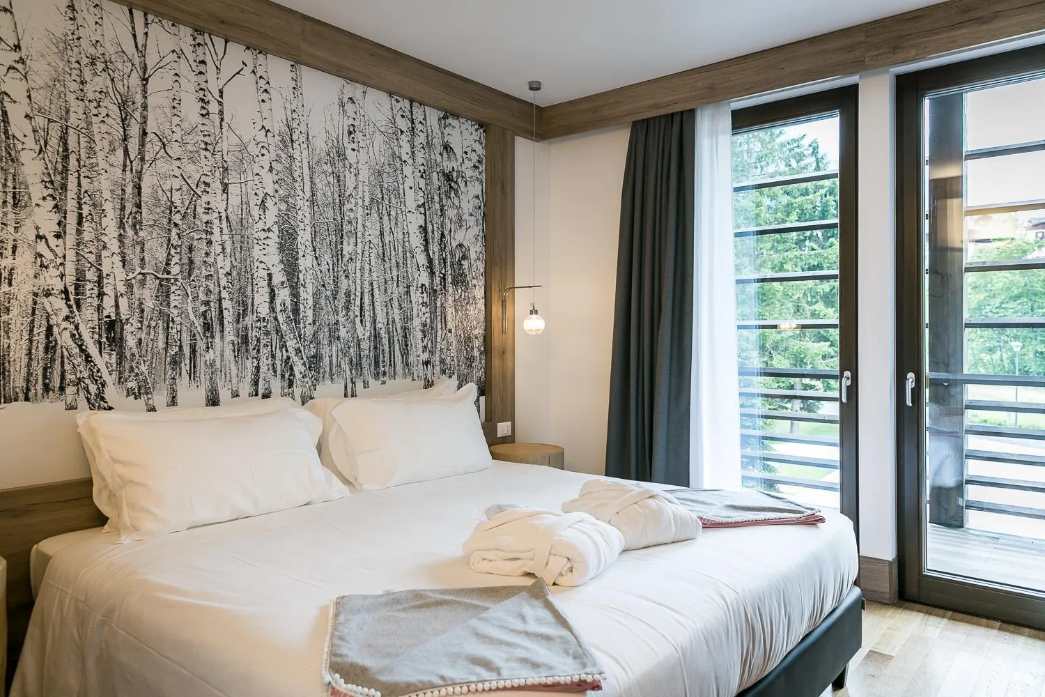 Bedroom, Bed in NH Collection Alagna Mirtillo Rosso