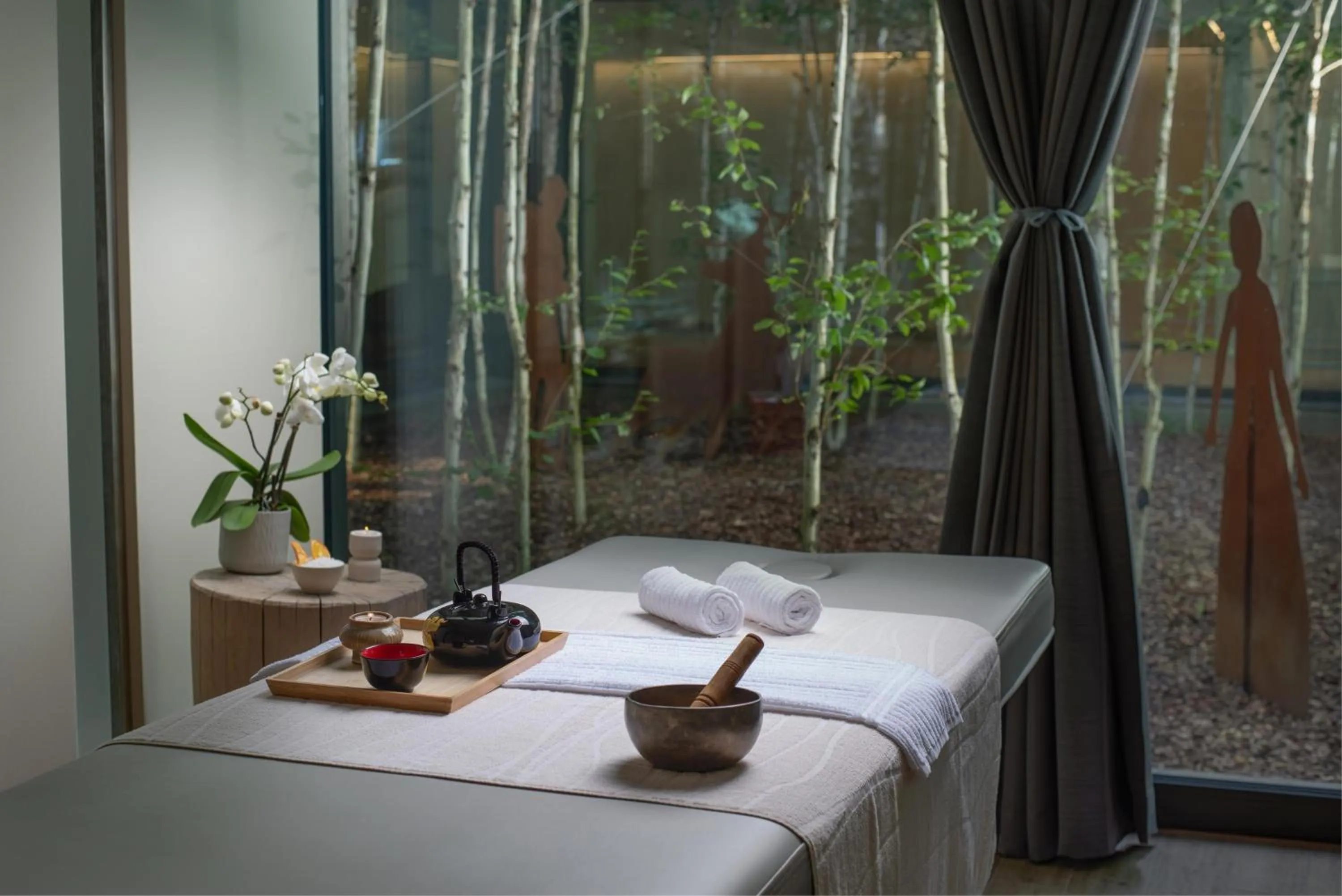 Photo of the whole room, Bed in NH Collection Alagna Mirtillo Rosso