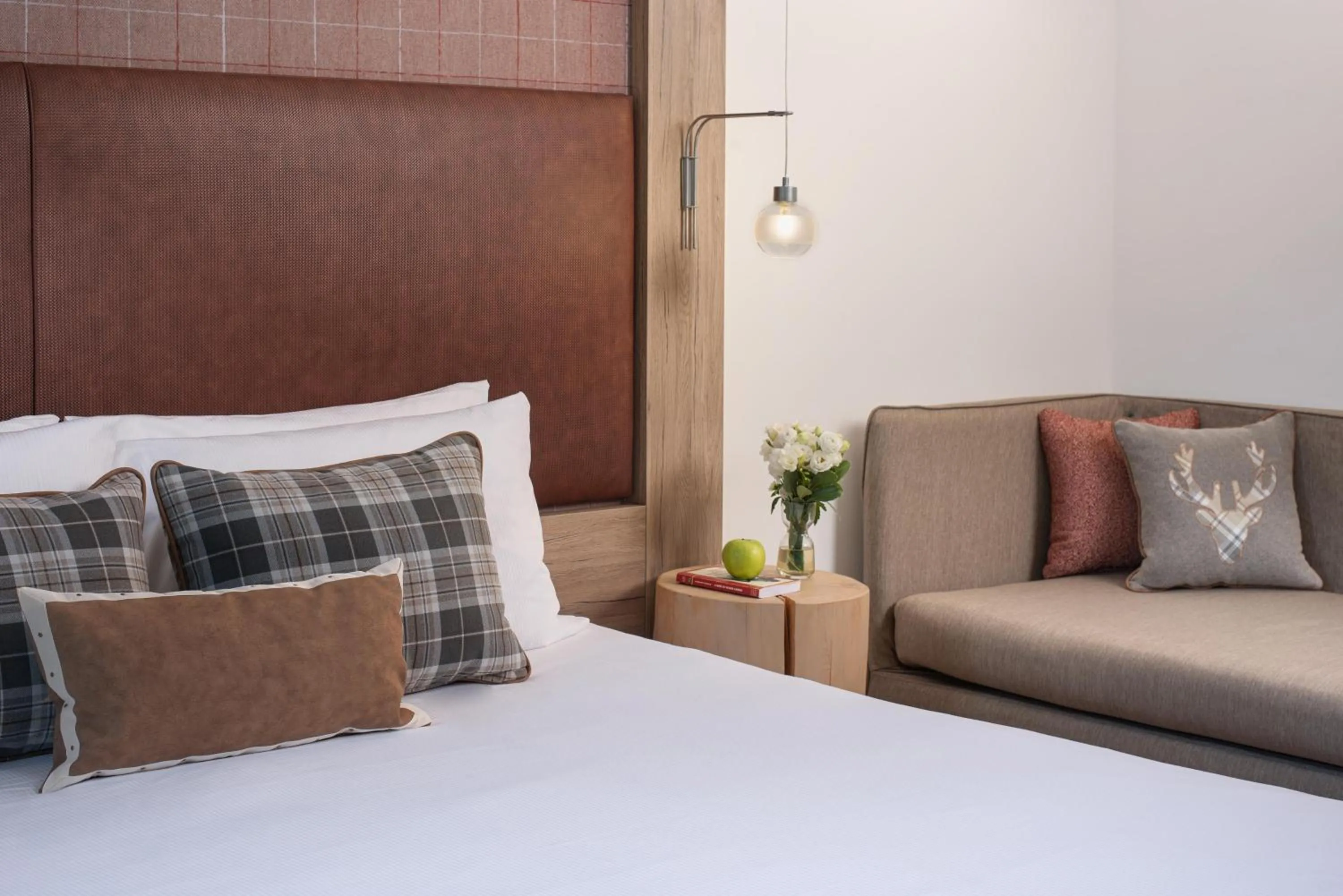 Bedroom, Bed in NH Collection Alagna Mirtillo Rosso