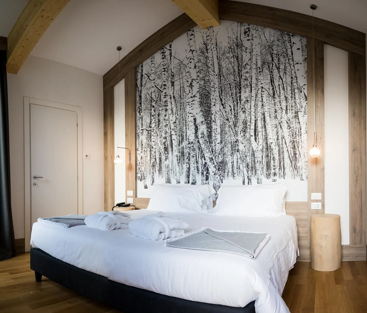 Photo of the whole room, Bed in NH Collection Alagna Mirtillo Rosso