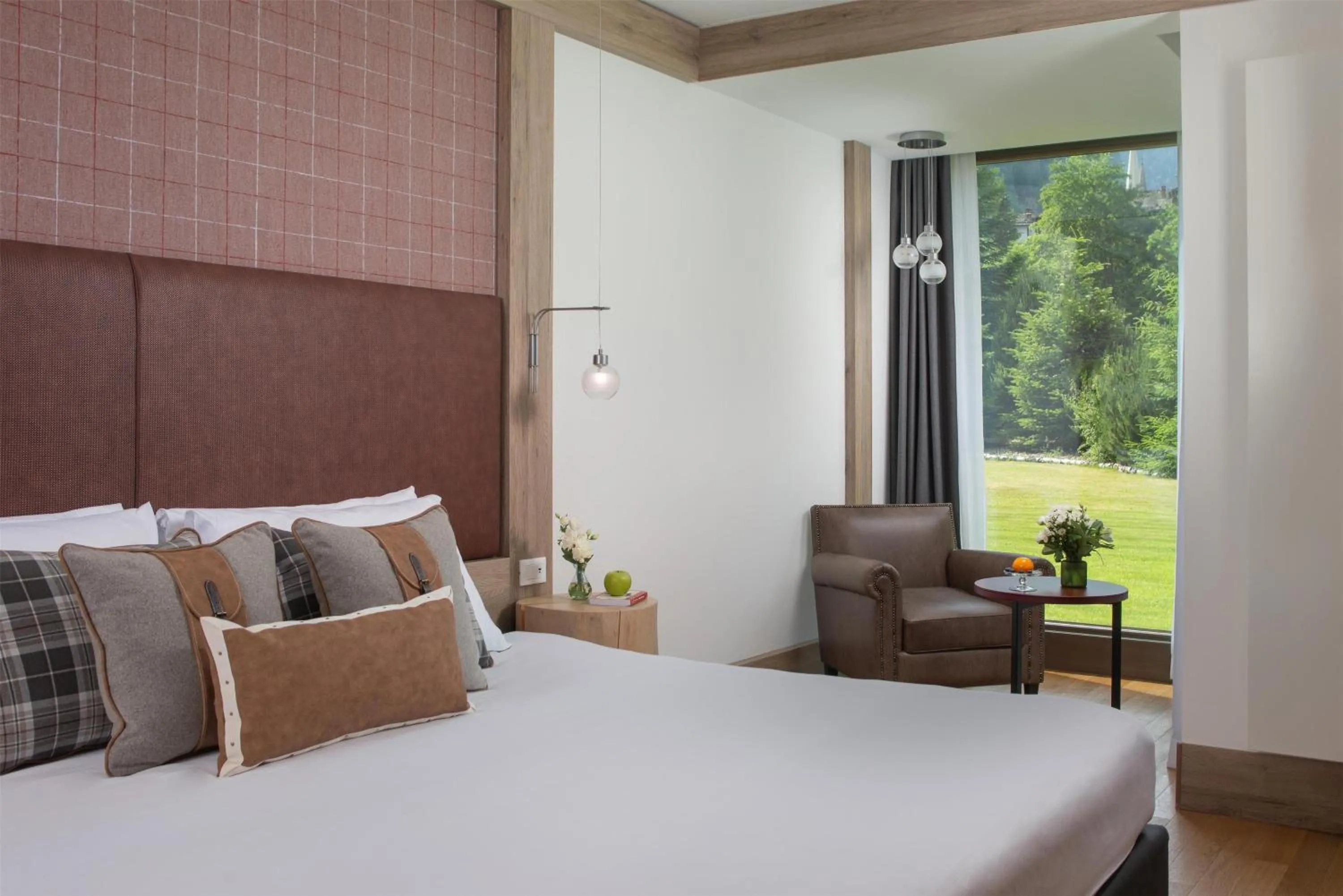 Bedroom, Bed in NH Collection Alagna Mirtillo Rosso