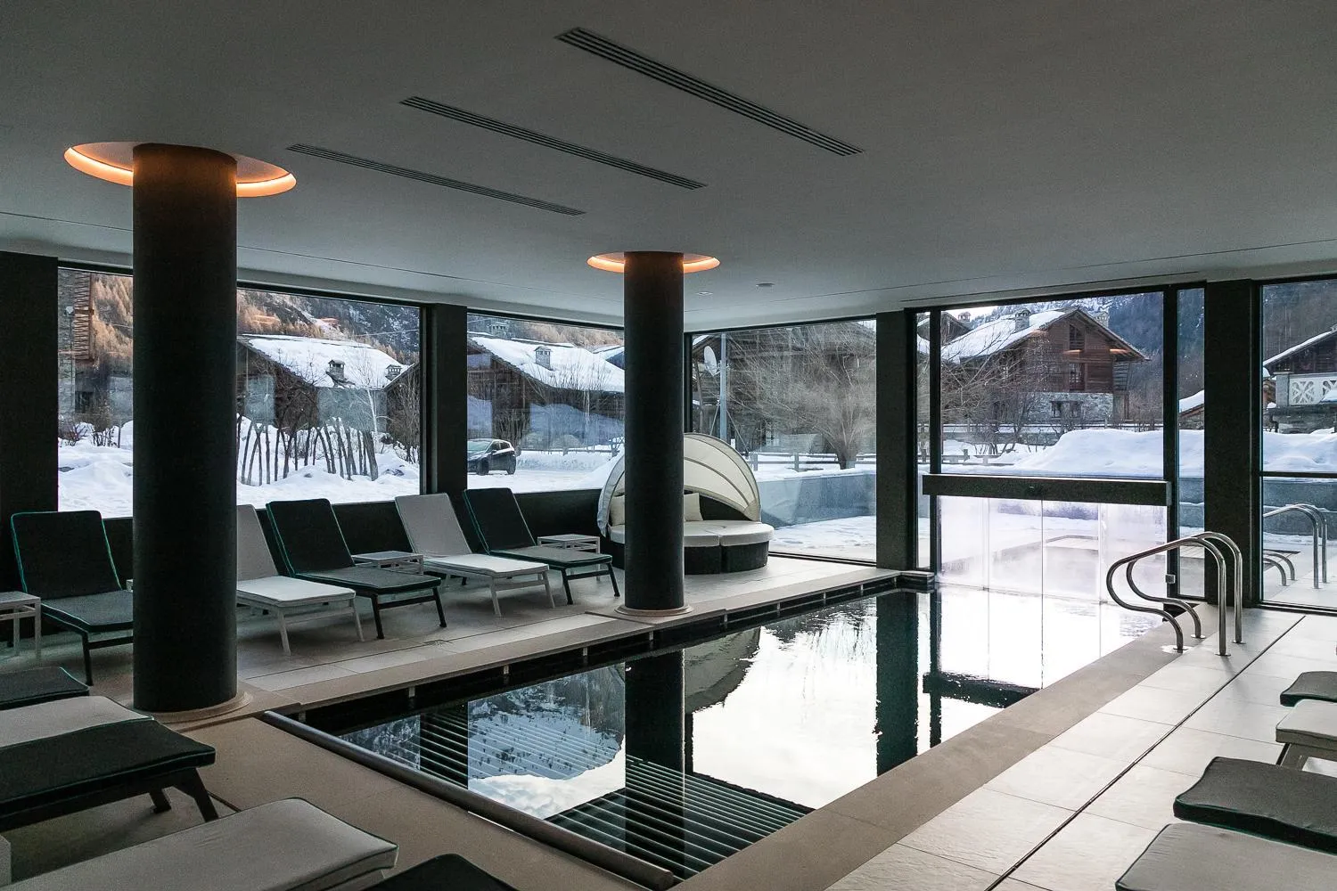 Swimming pool in NH Collection Alagna Mirtillo Rosso