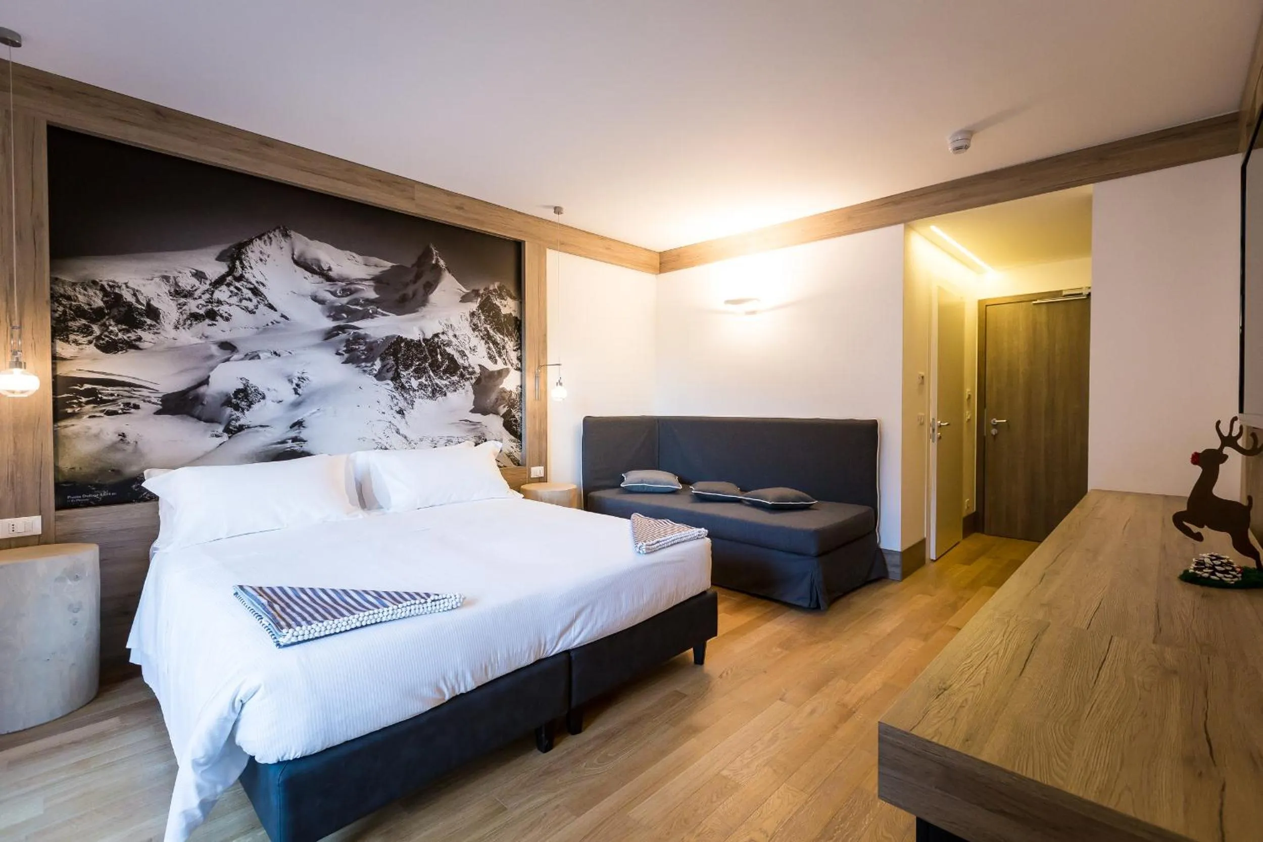 Photo of the whole room, Bed in NH Collection Alagna Mirtillo Rosso