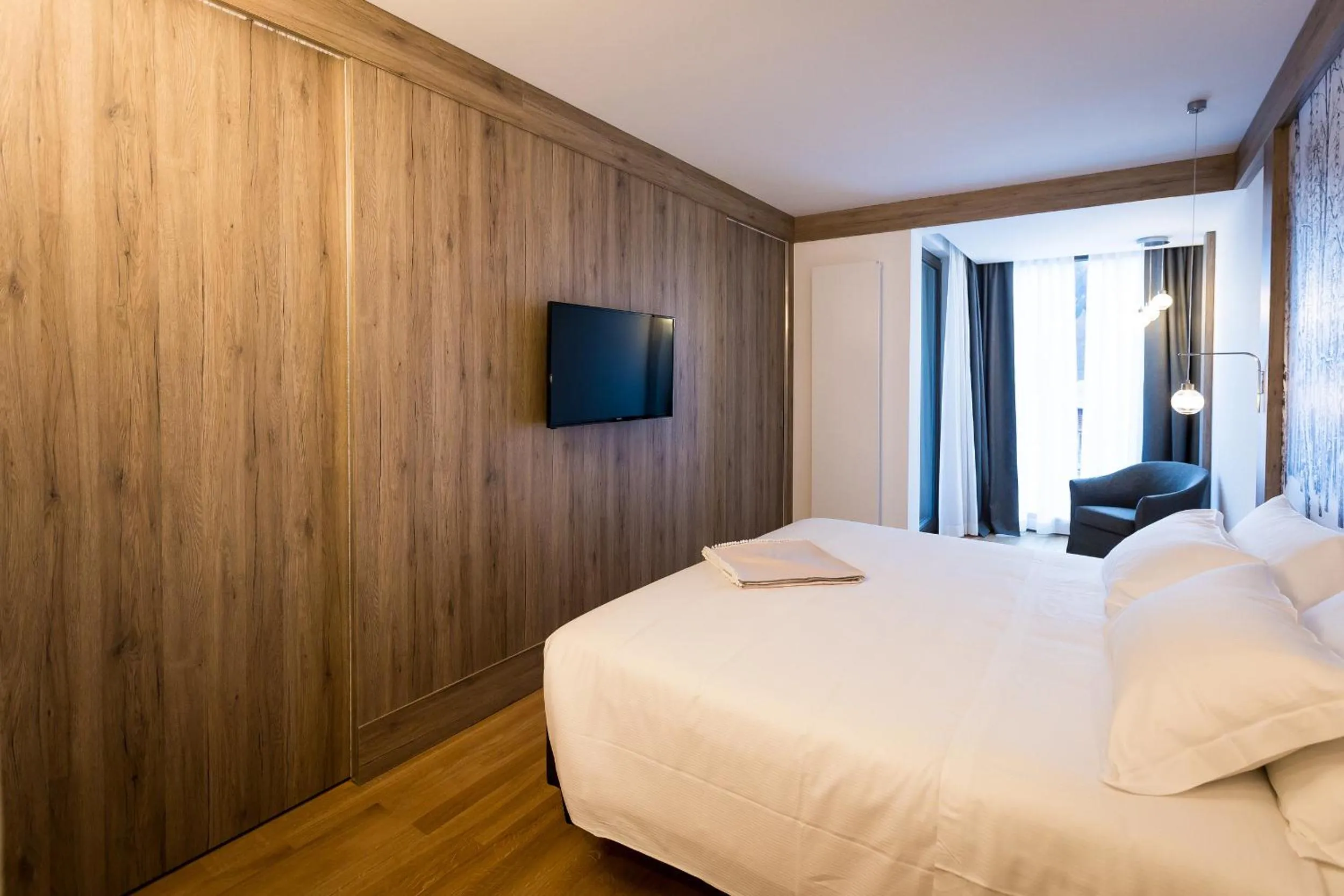 Day, Bed in NH Collection Alagna Mirtillo Rosso