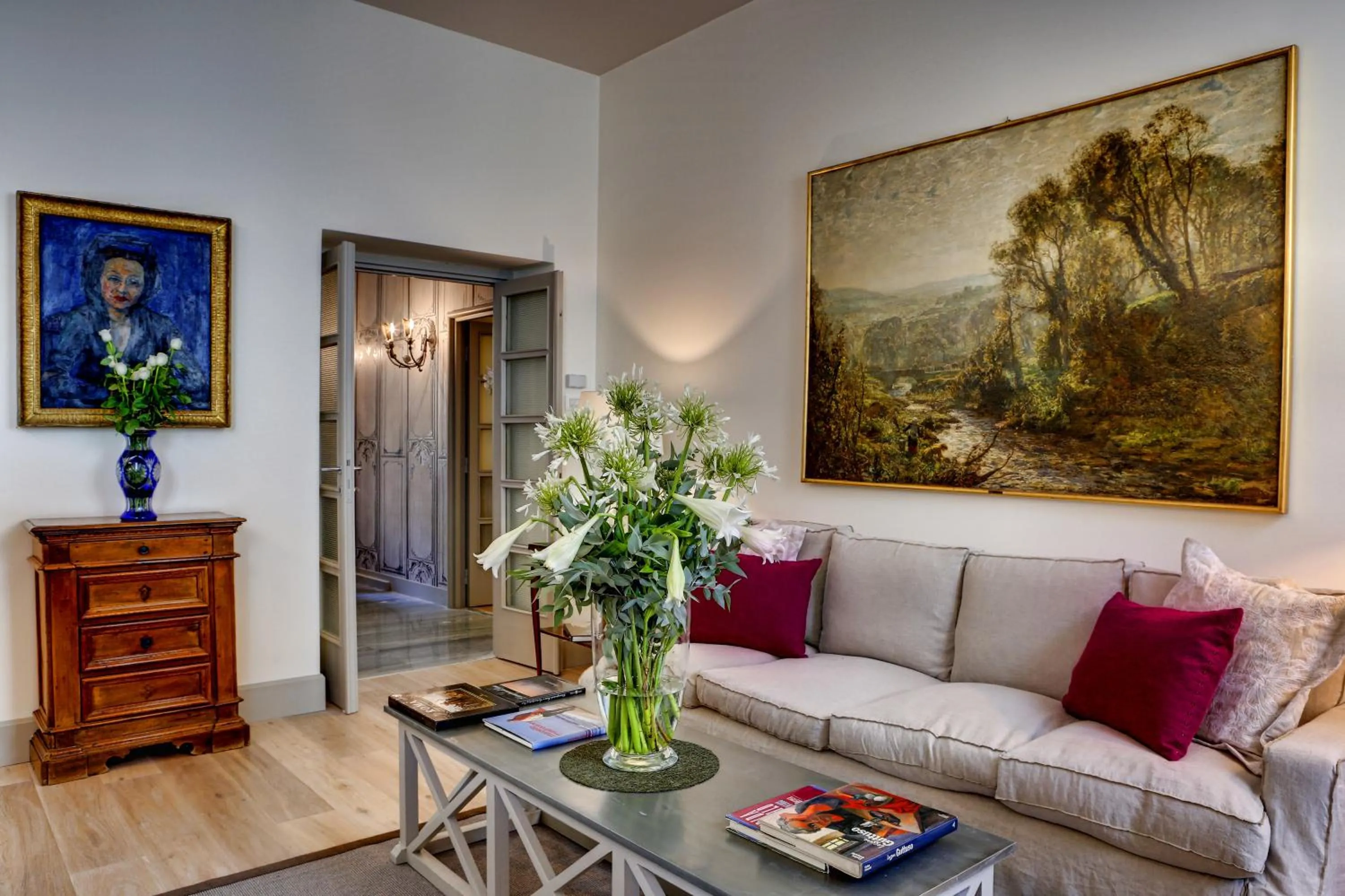 Communal lounge/ TV room in Casa Sotgiu Guest House