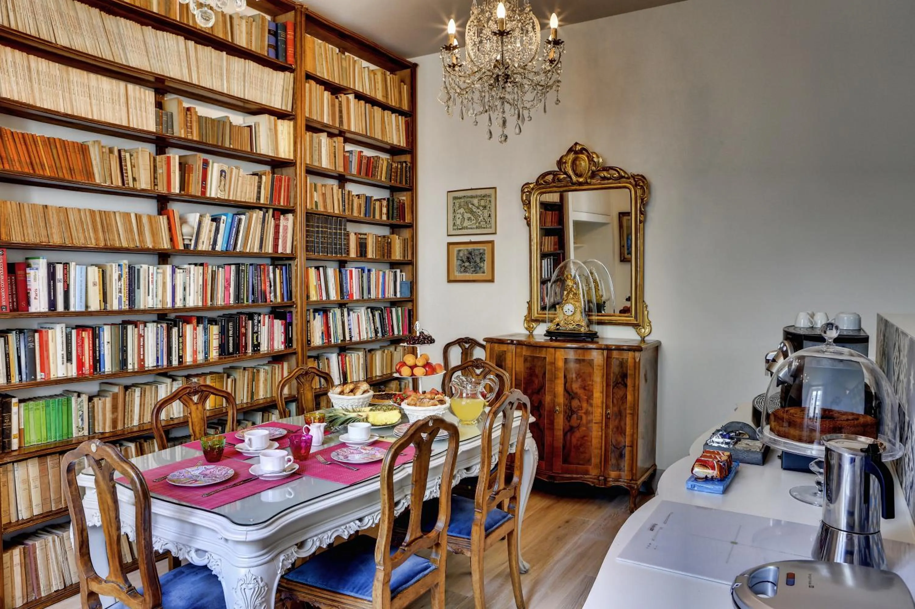 Communal lounge/ TV room in Casa Sotgiu Guest House