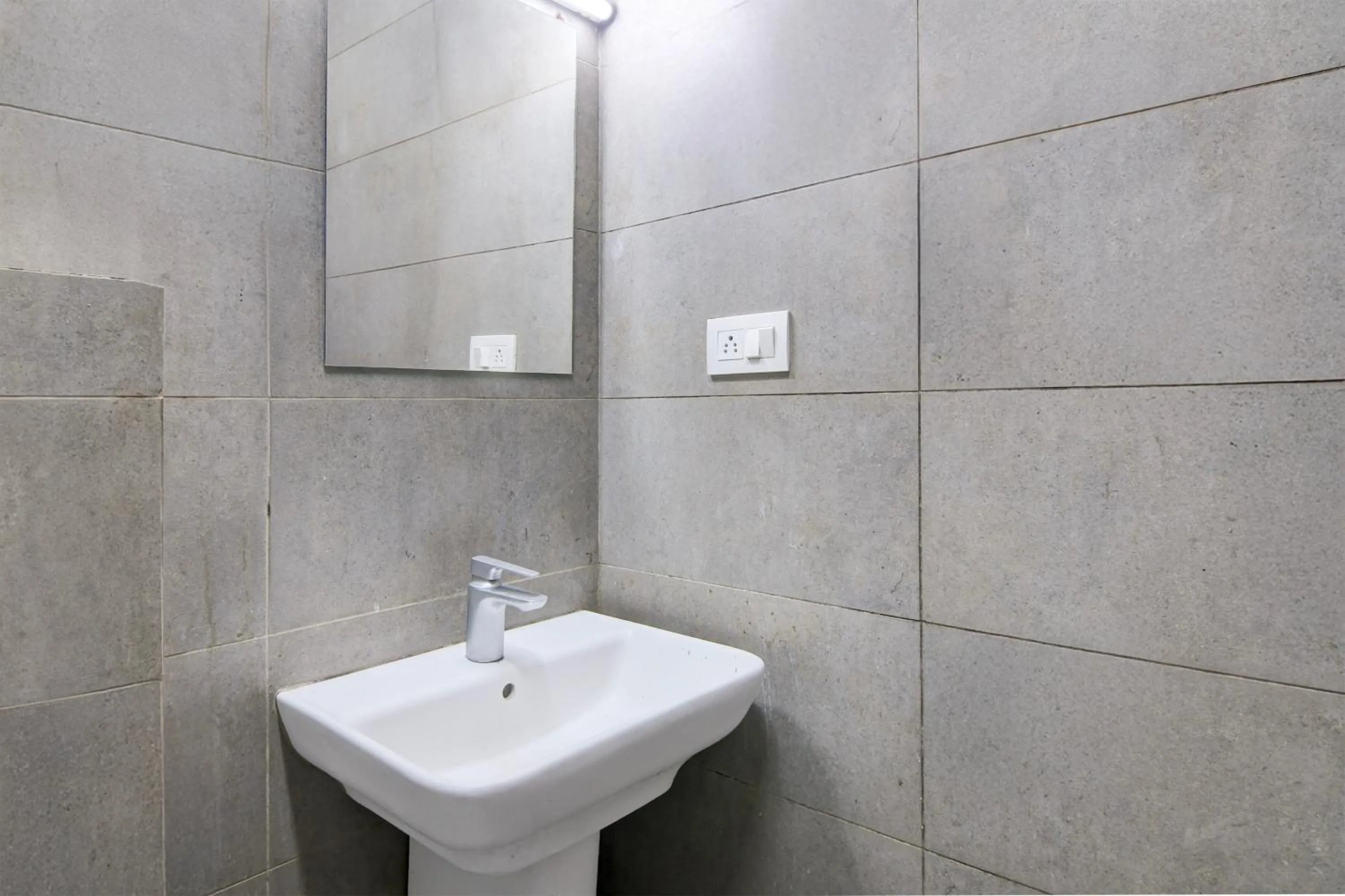 Bathroom in Super Townhouse Parkstreet Formerly Hotel Royal Garden