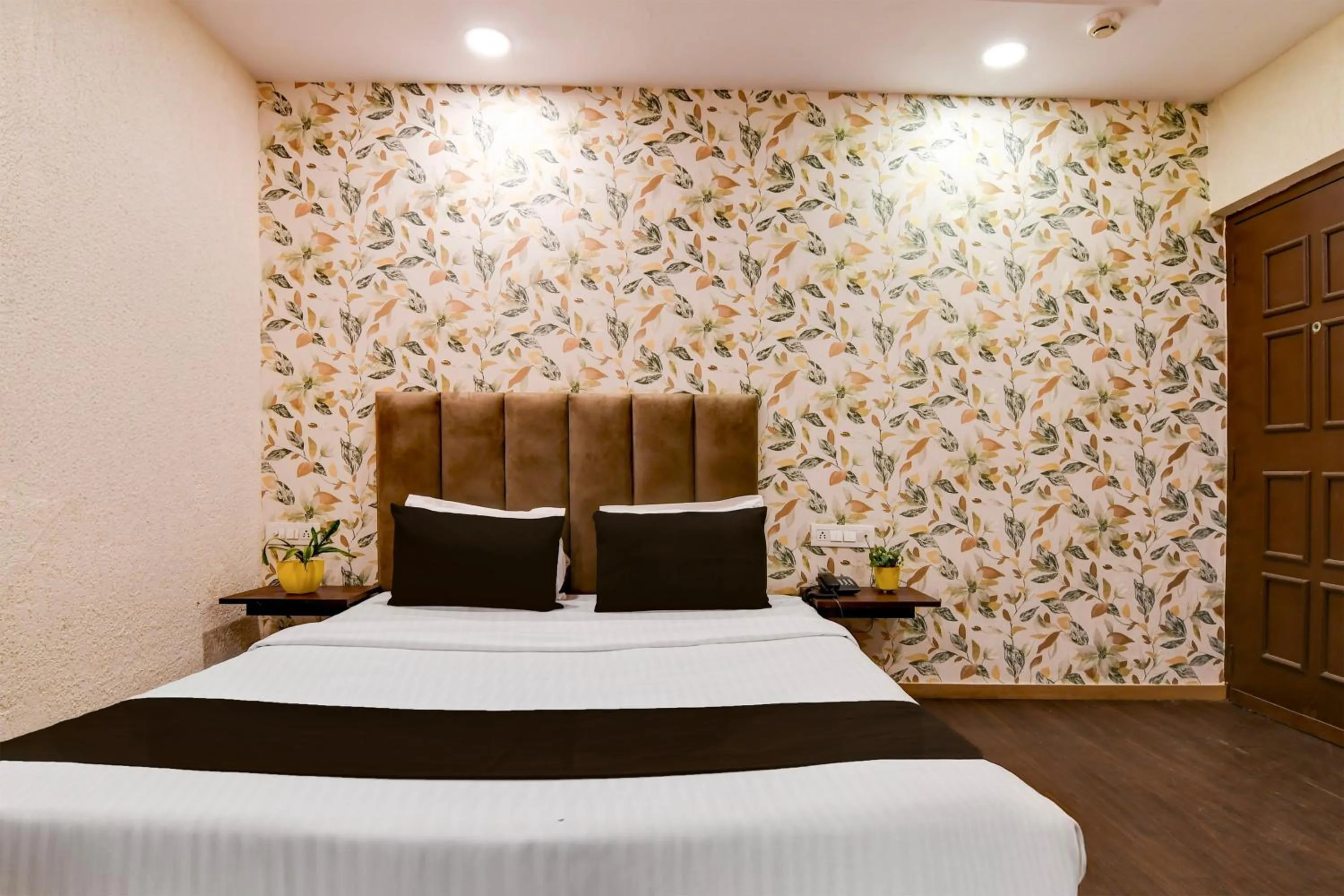 Bedroom in Super Townhouse Parkstreet Formerly Hotel Royal Garden