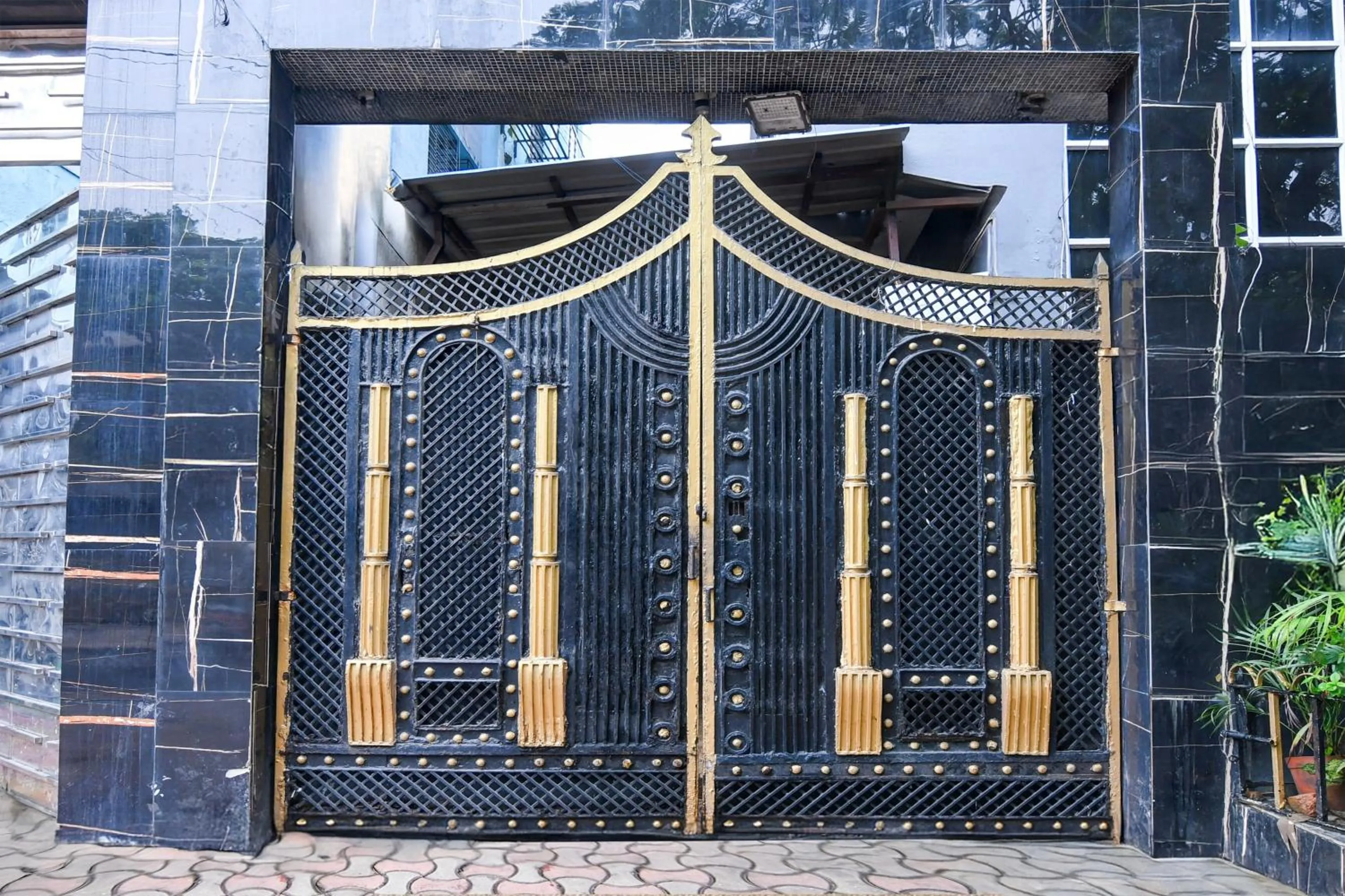 Facade/entrance in Super Townhouse Parkstreet Formerly Hotel Royal Garden