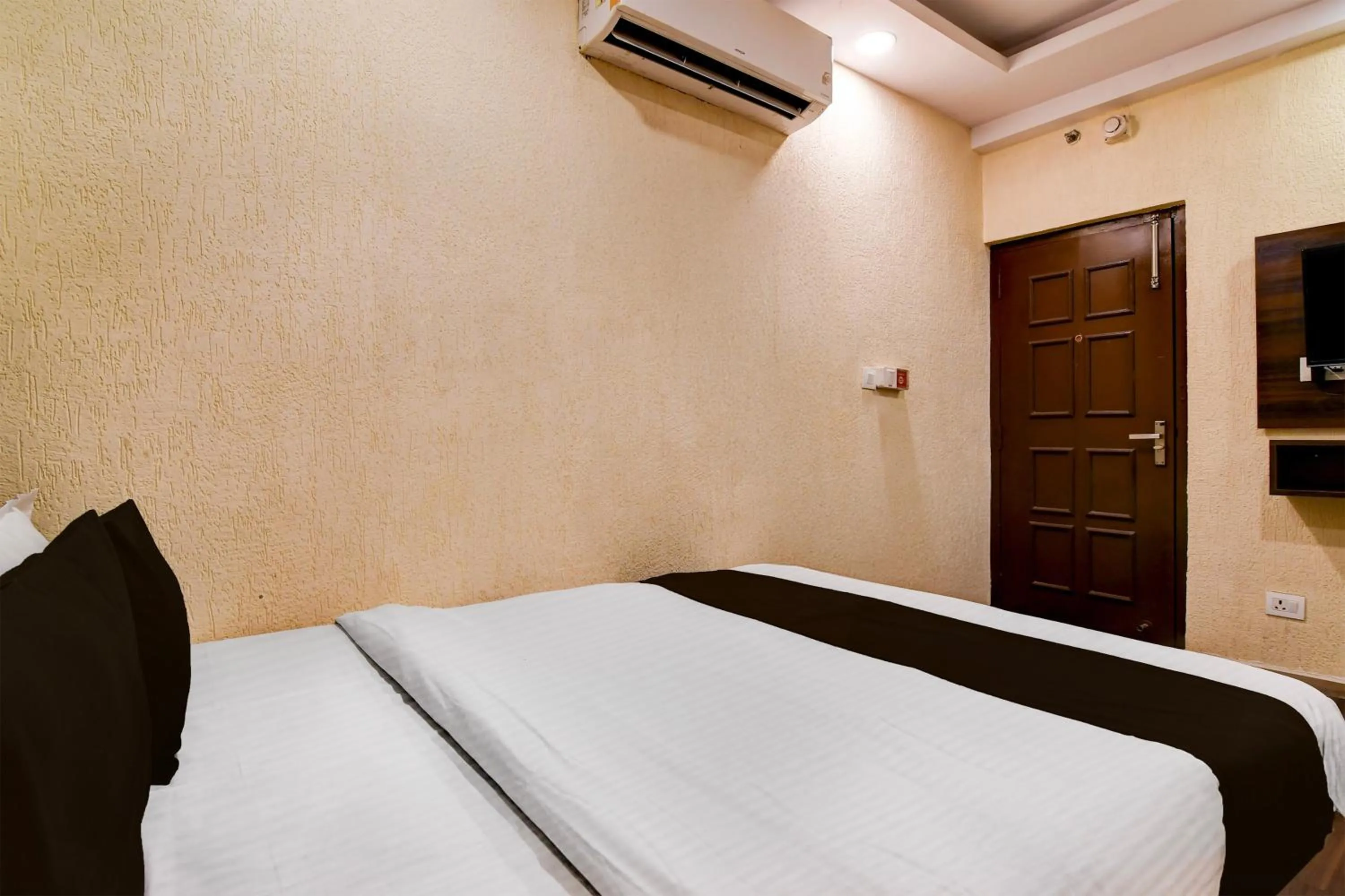 Bedroom in Super Townhouse Parkstreet Formerly Hotel Royal Garden