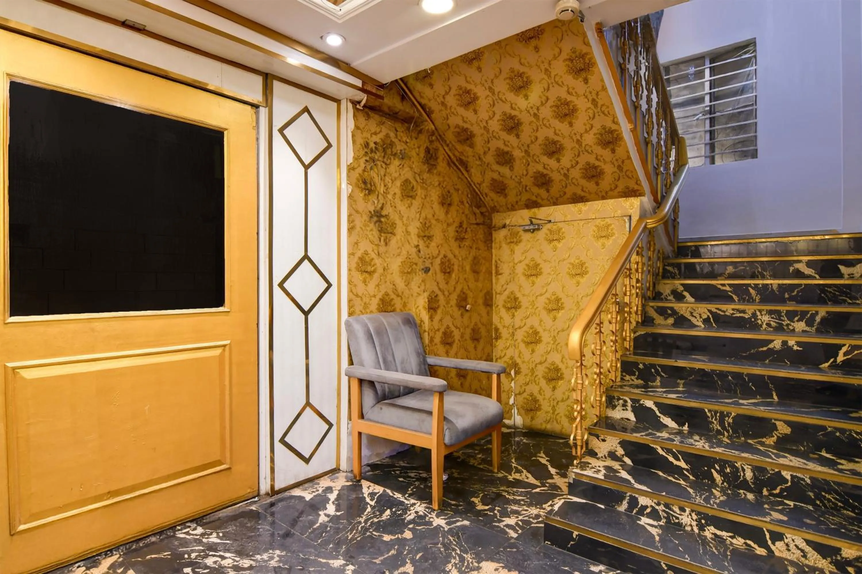 Lobby or reception in Super Townhouse Parkstreet Formerly Hotel Royal Garden