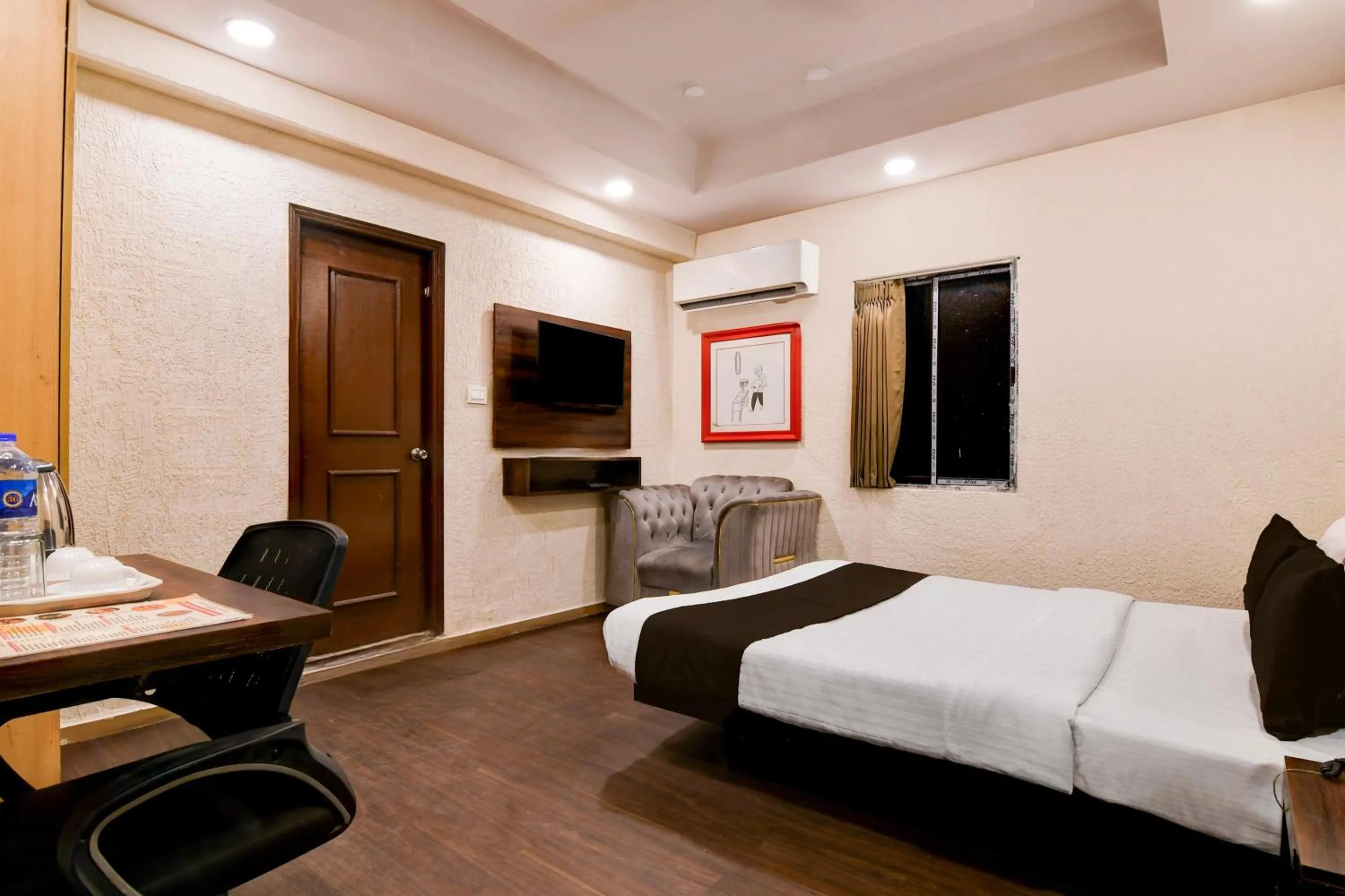 Bedroom in Super Townhouse Parkstreet Formerly Hotel Royal Garden