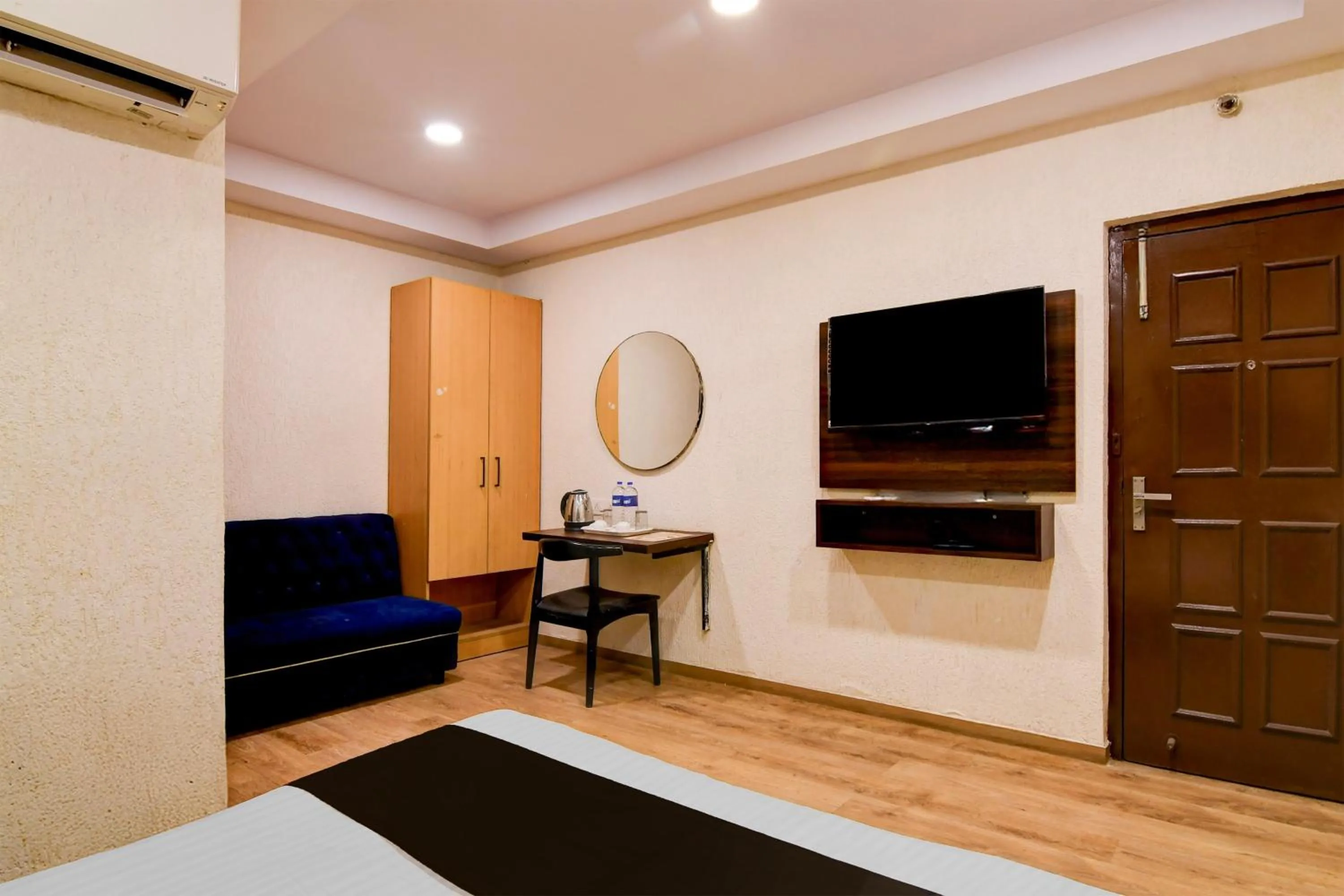 Bedroom in Super Townhouse Parkstreet Formerly Hotel Royal Garden