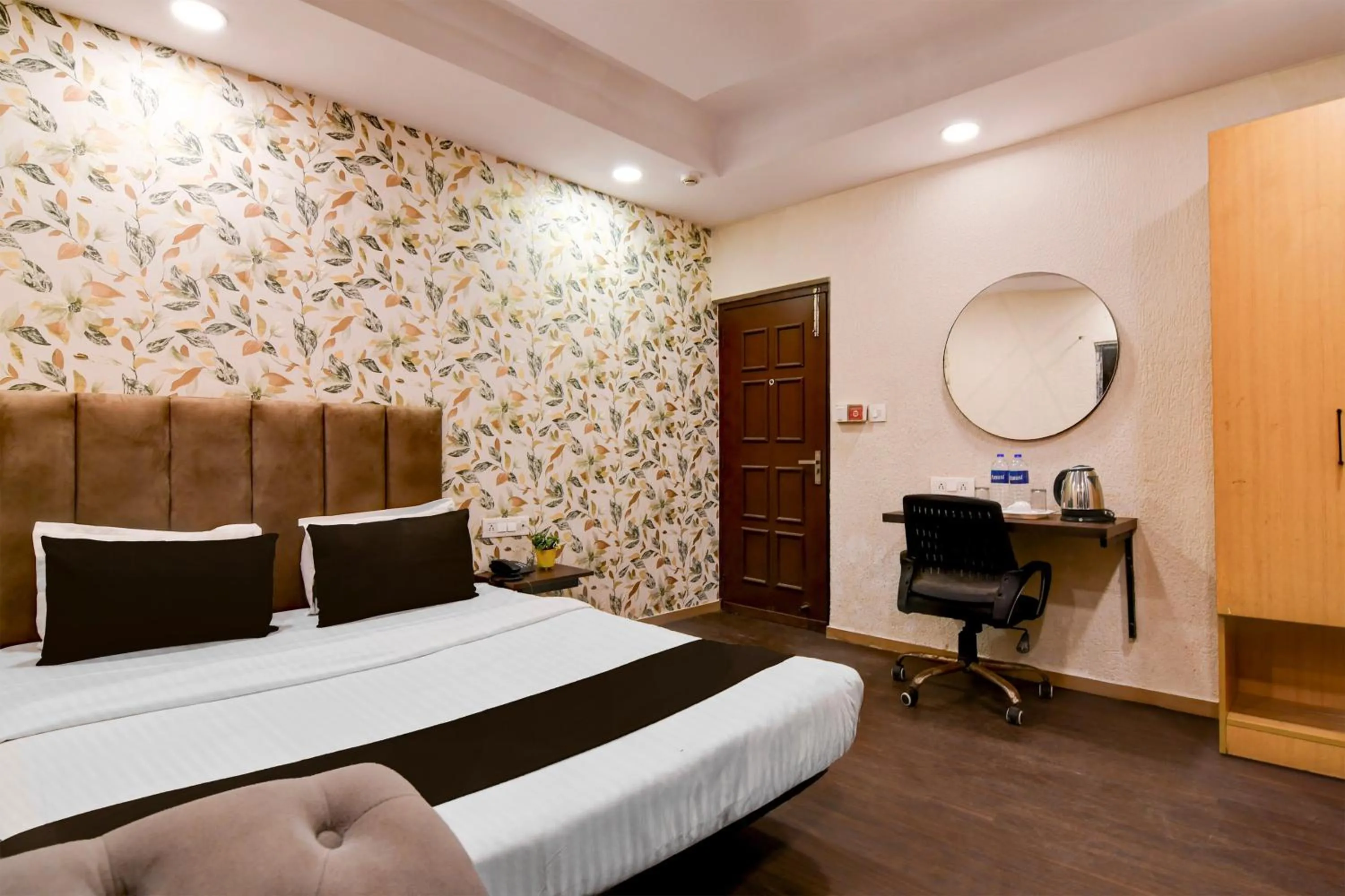Bedroom in Super Townhouse Parkstreet Formerly Hotel Royal Garden
