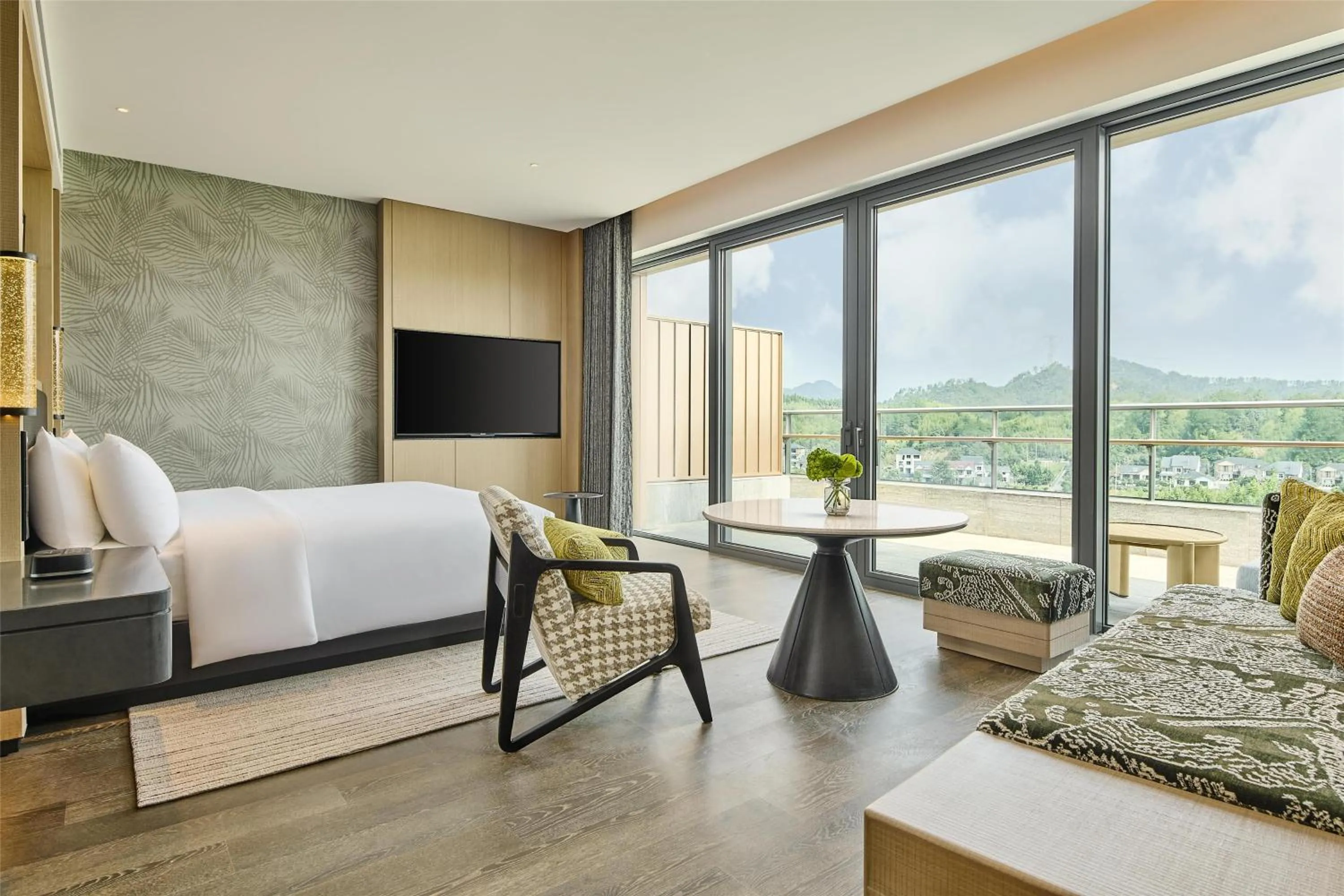 Bed in Shu Hua Hotel Tianmu Mountain, Curio Collection By Hilton