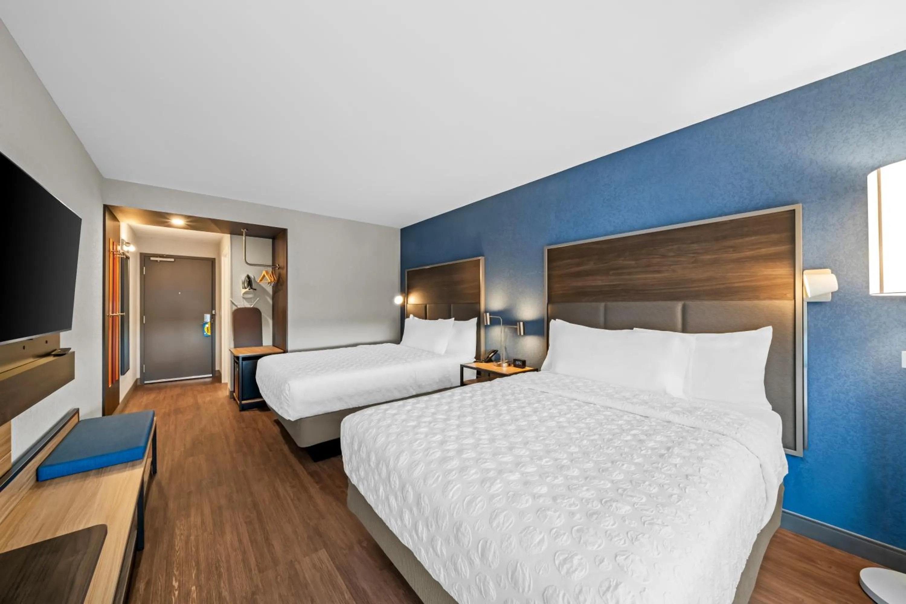 Bedroom, Bed in Tru By Hilton Oshawa