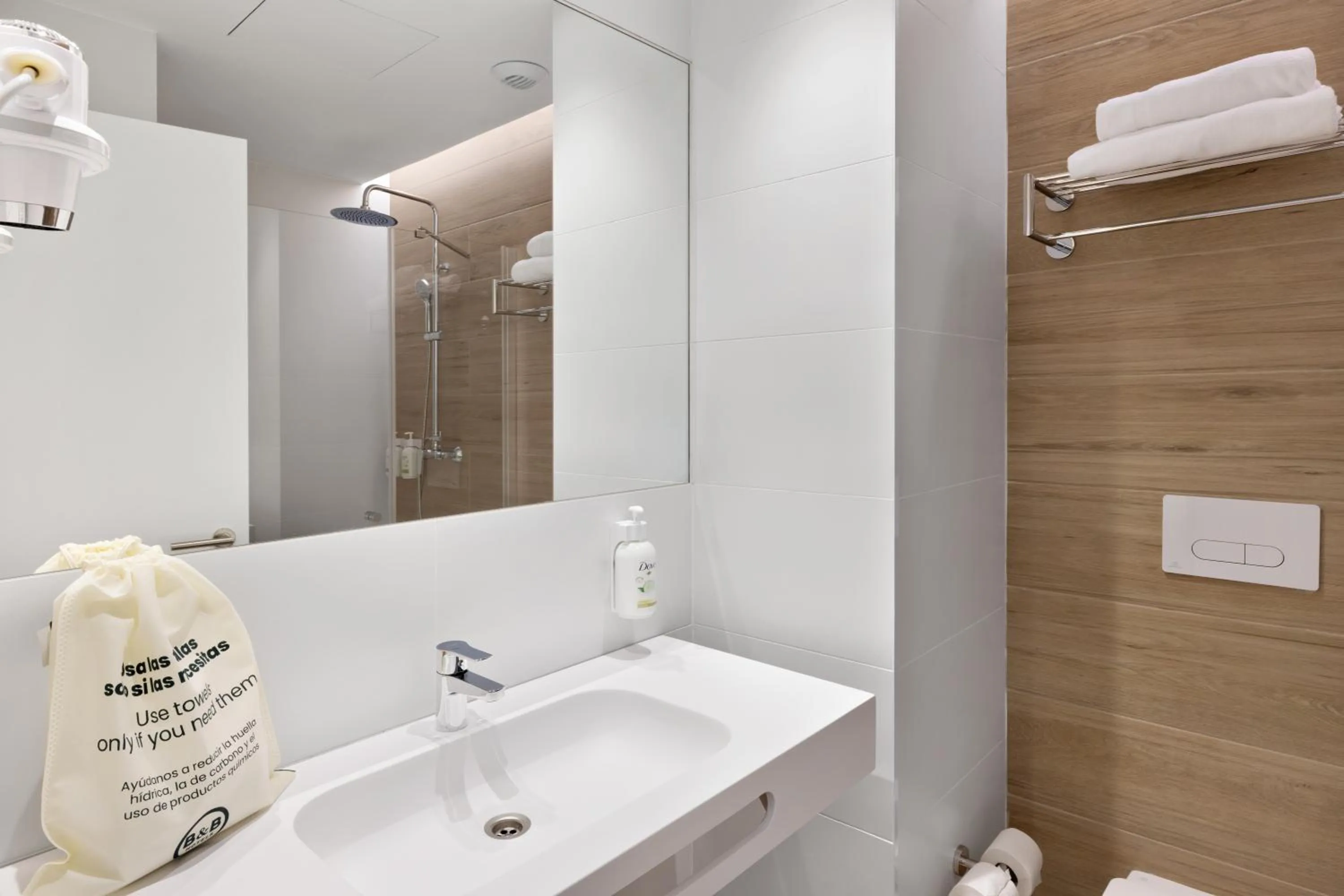 Shower in B&B HOTEL Alicante Aeropuerto