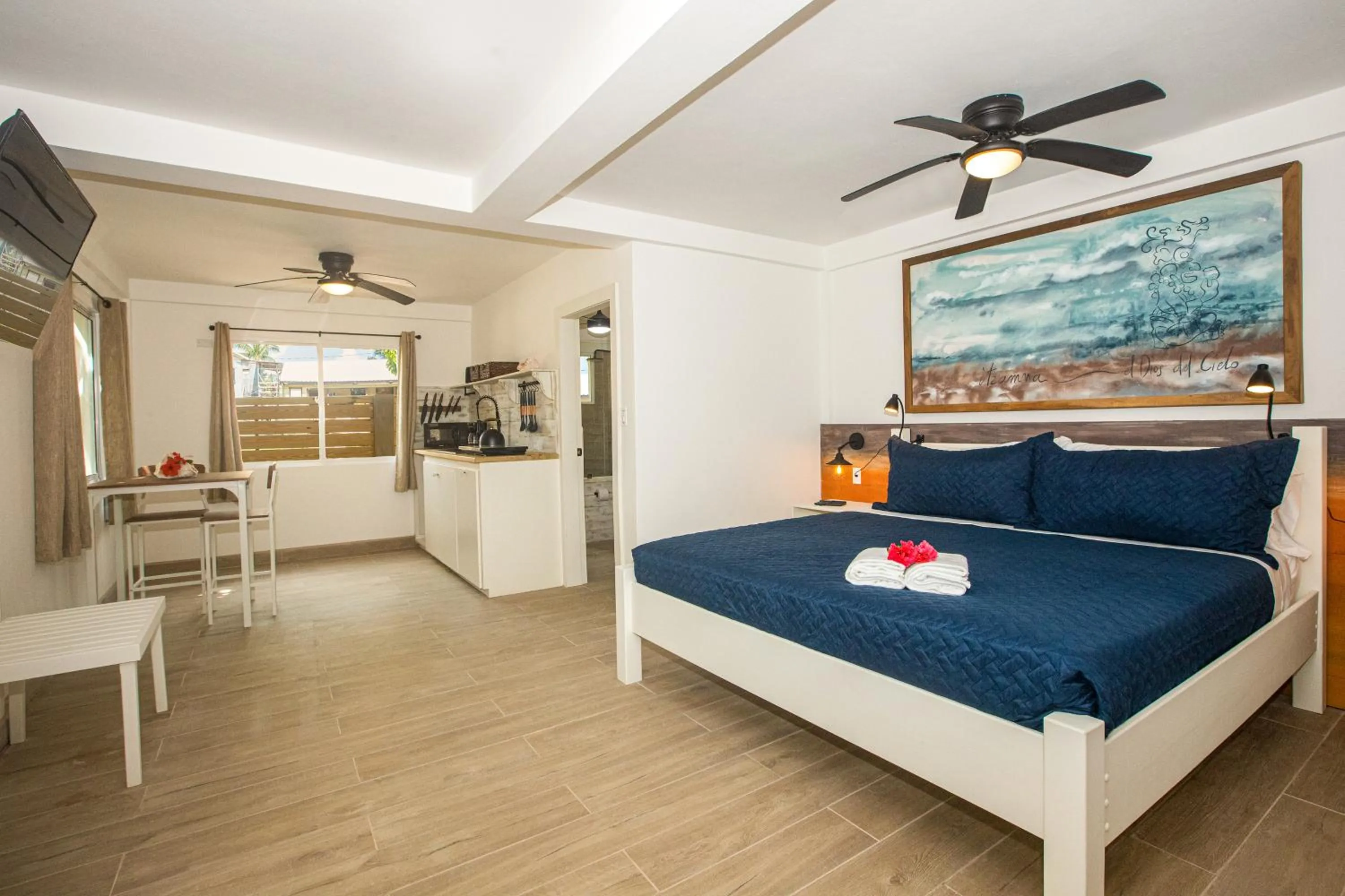 Bedroom, Bed in Treetops Hotel