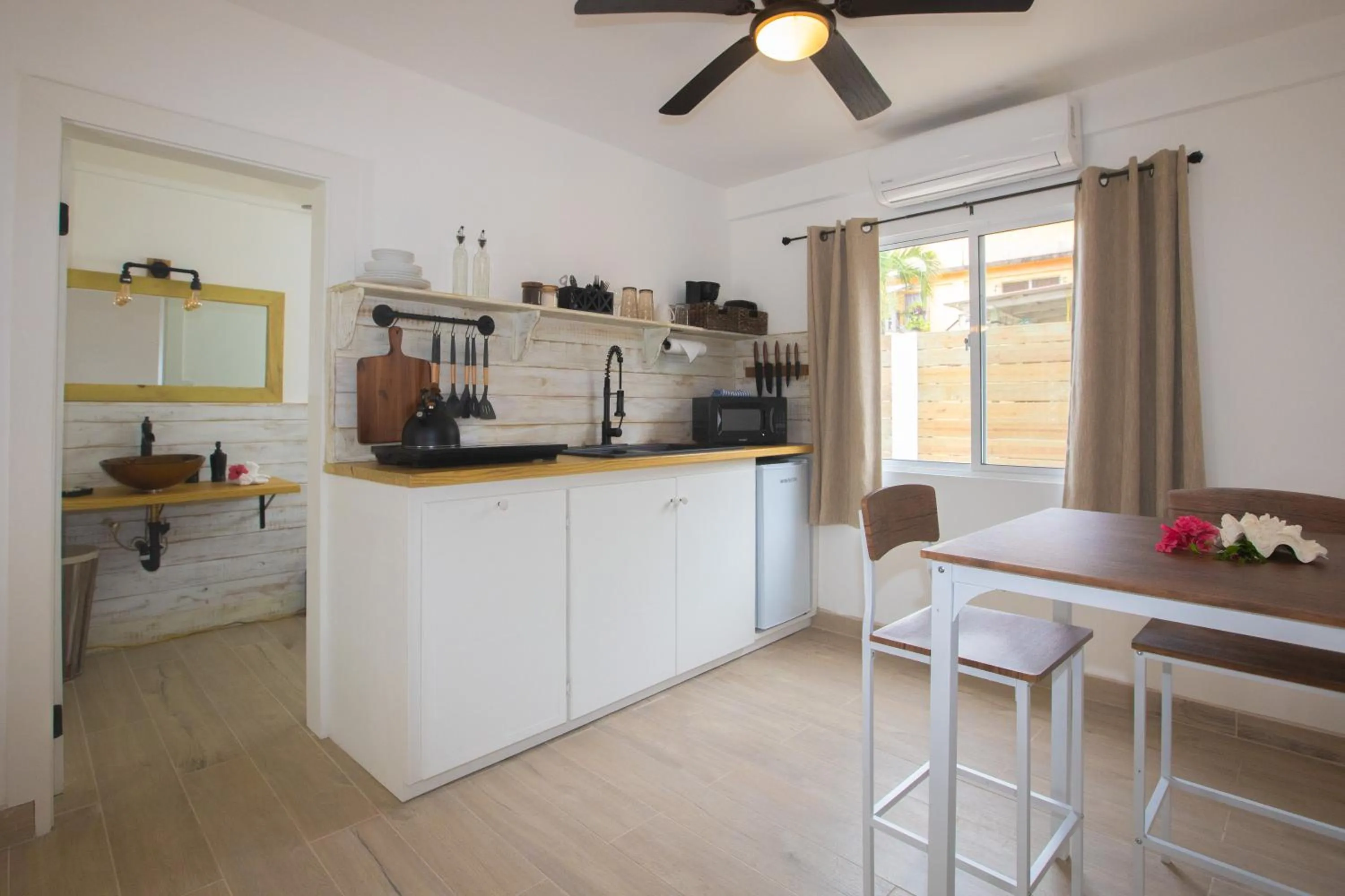 Kitchen or kitchenette in Treetops Hotel