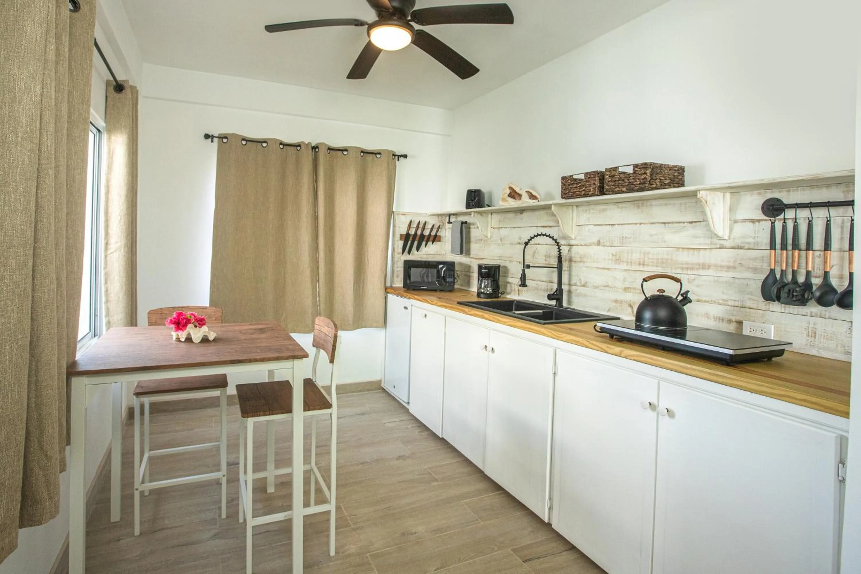 Kitchen or kitchenette in Treetops Hotel