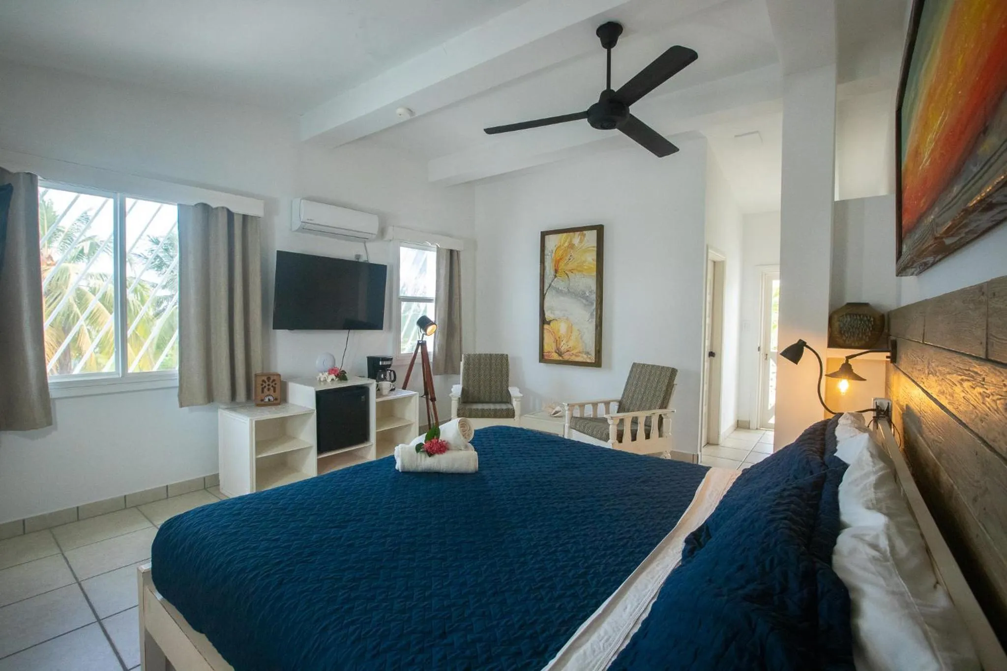 Bedroom, Bed in Treetops Hotel