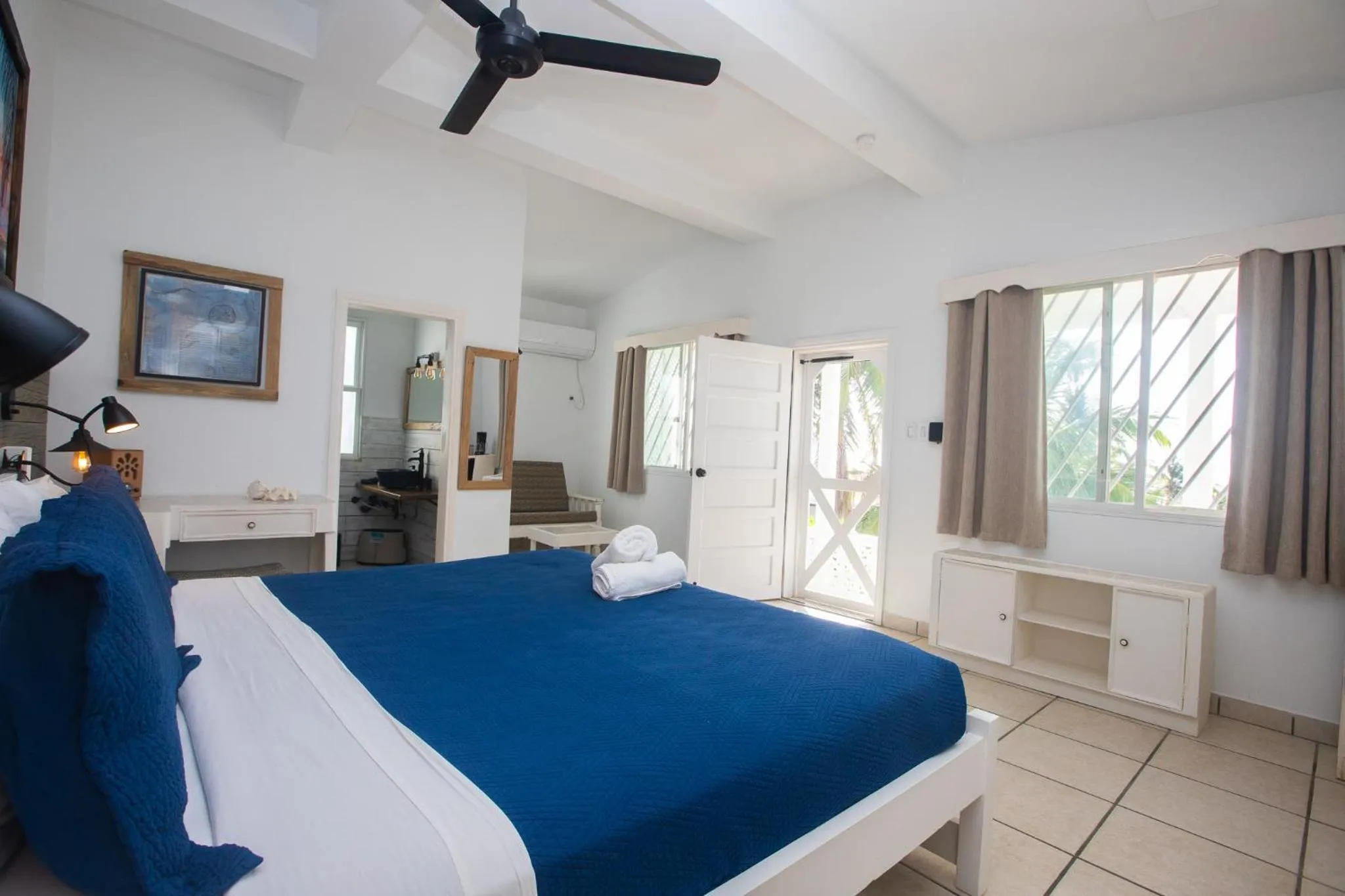 Photo of the whole room, Bed in Treetops Hotel