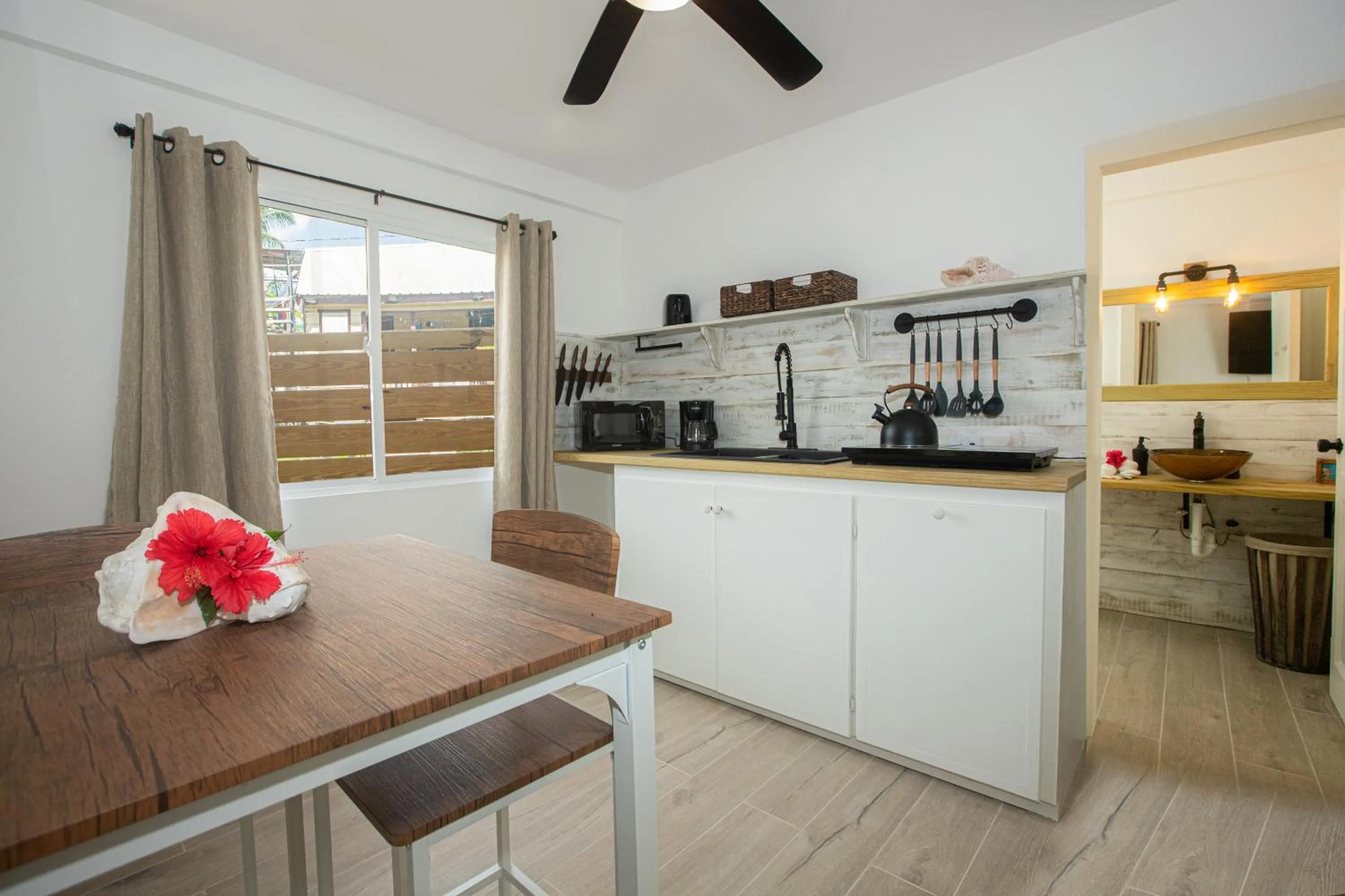 Kitchen or kitchenette in Treetops Hotel