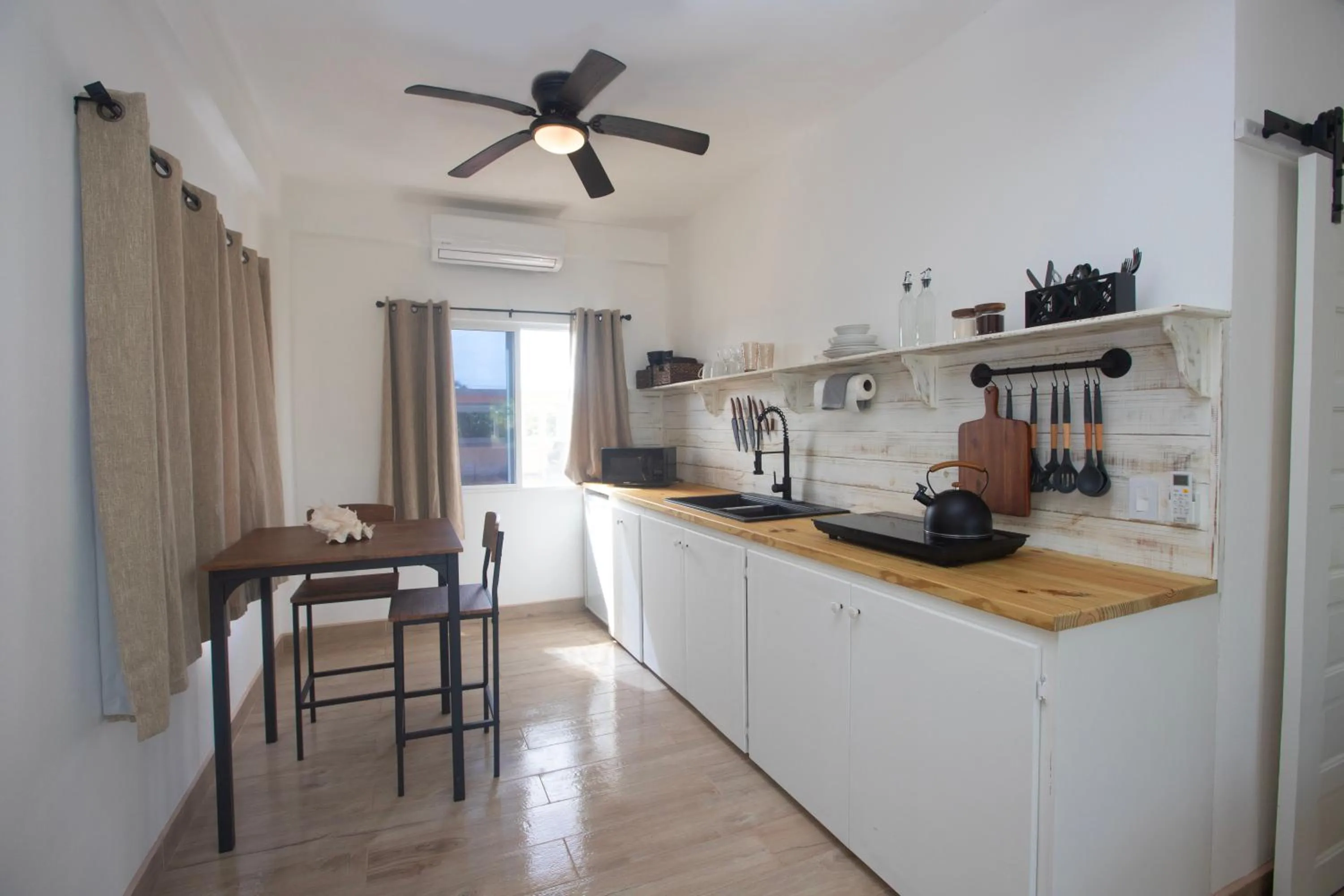 Kitchen or kitchenette in Treetops Hotel