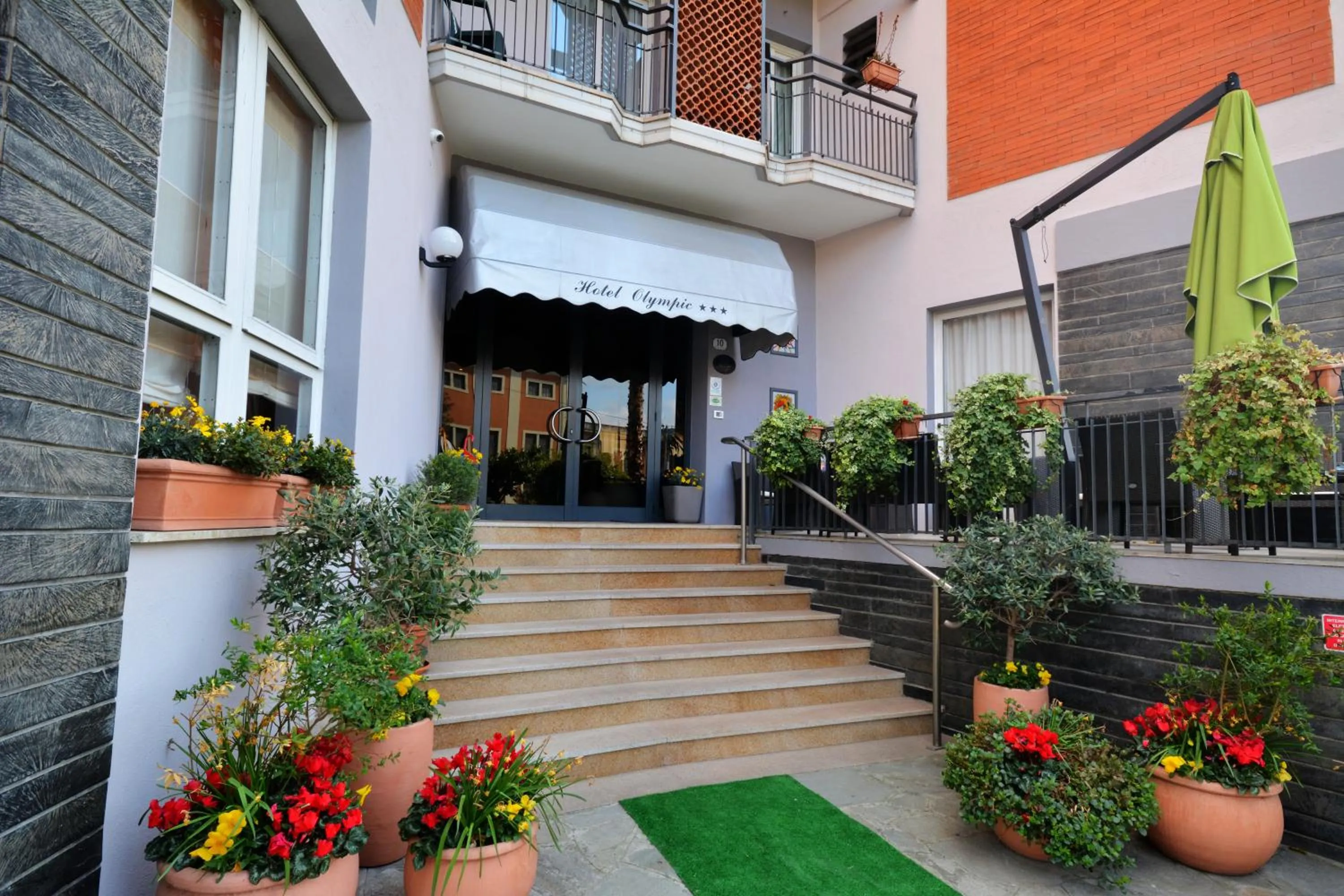 Facade/entrance in Hotel Olympic