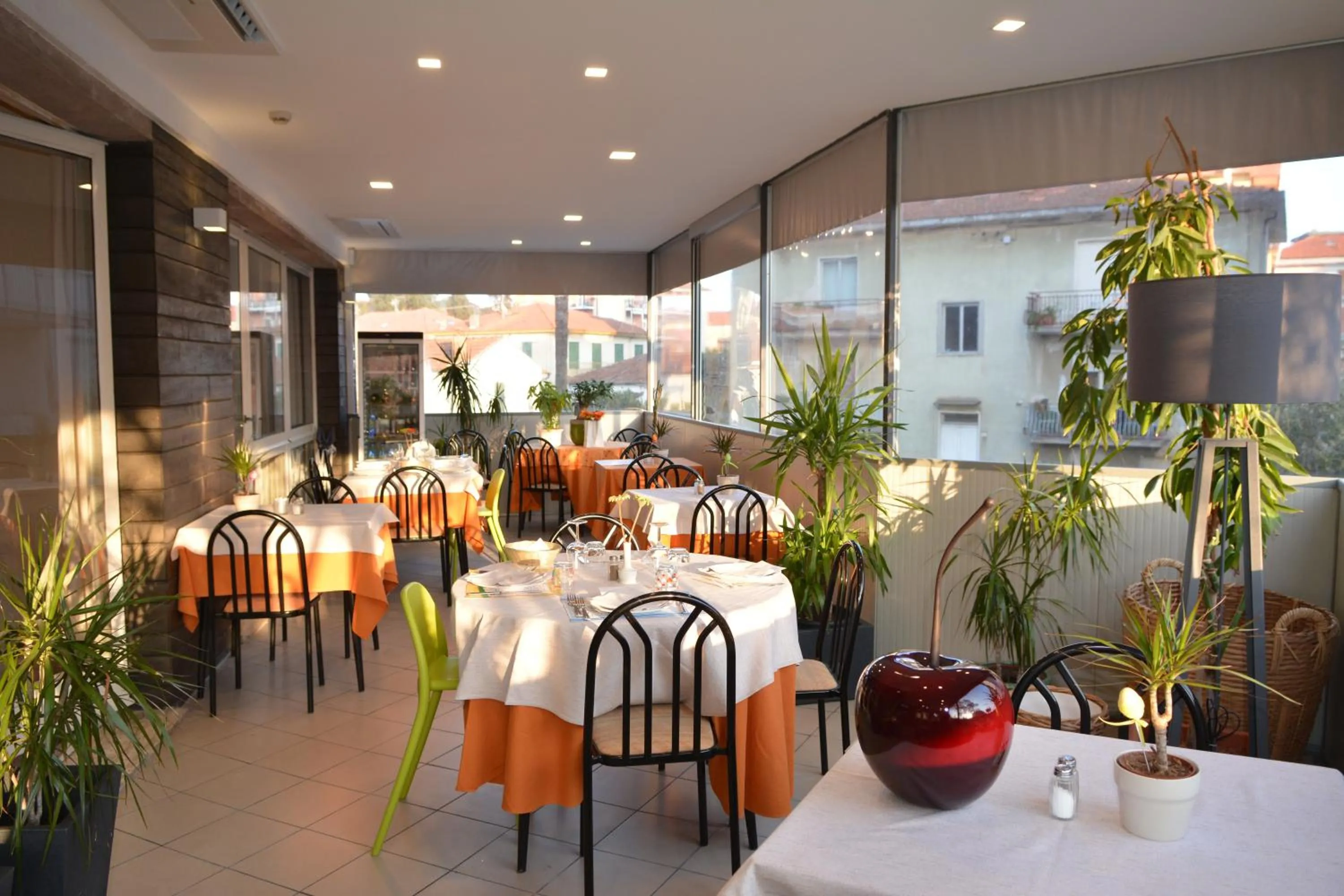 Restaurant/places to eat in Hotel Olympic