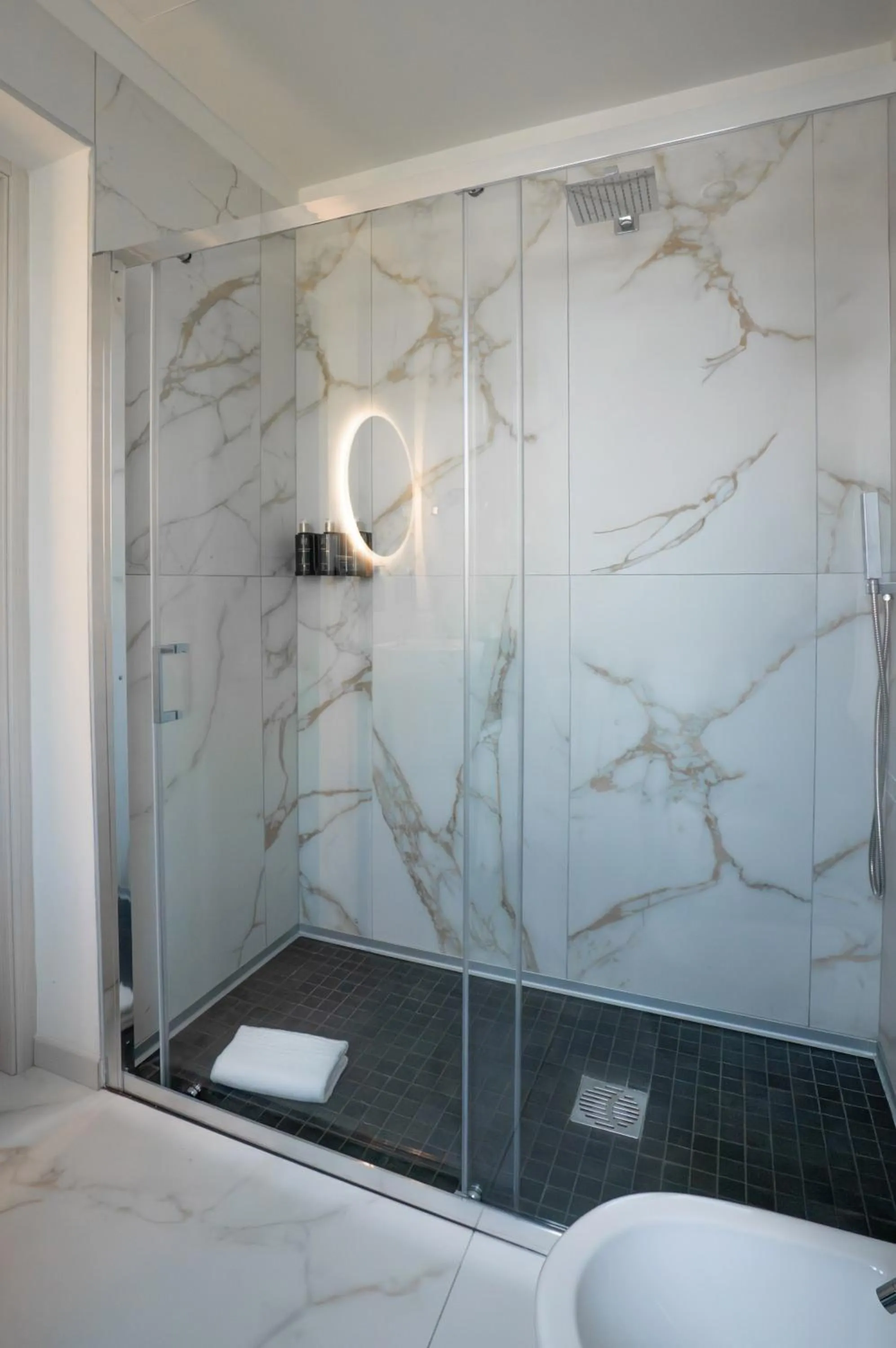 Shower, Bed in Melia Venezia Lido