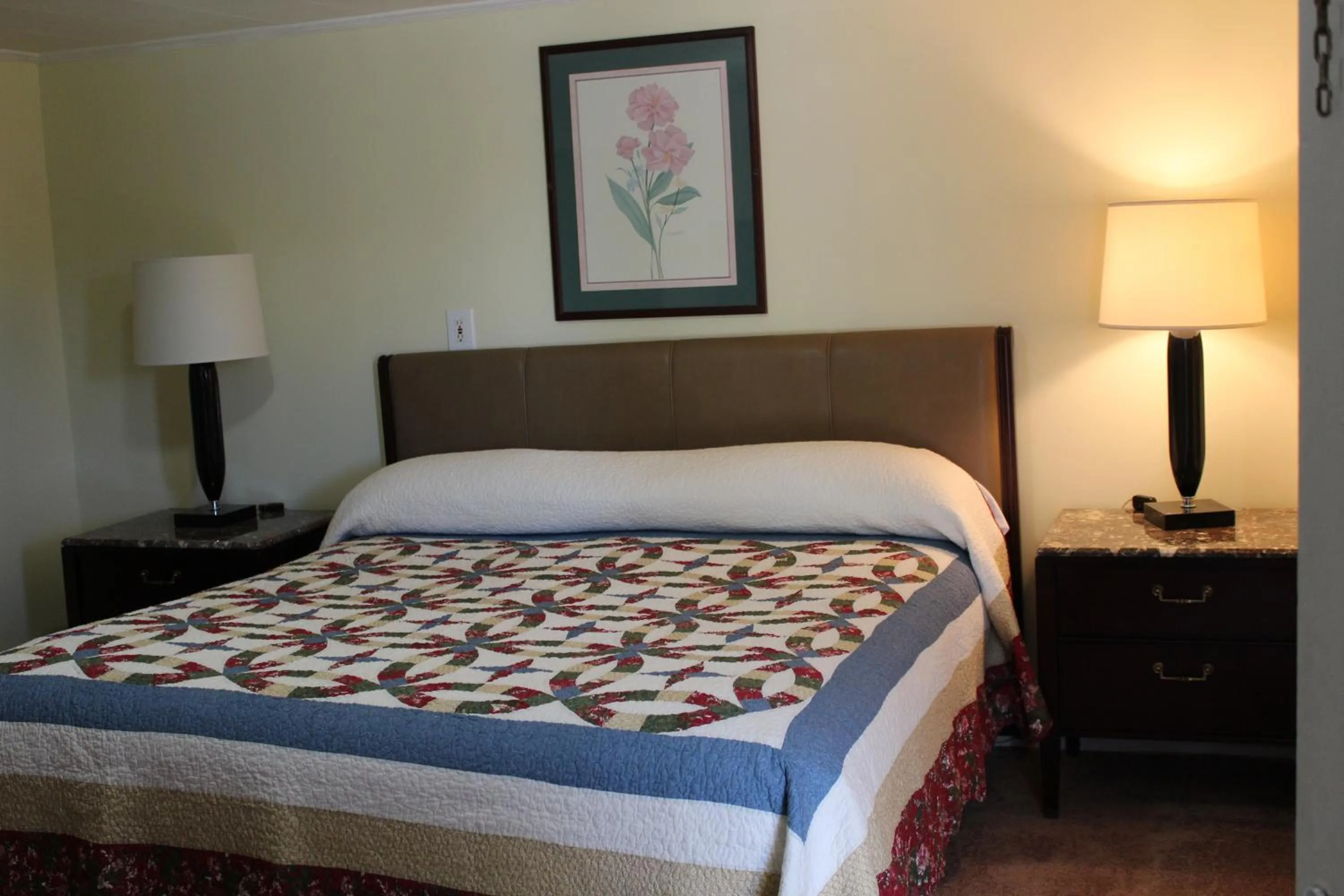 Shower, Bed in Royale Coach Motor Lodge