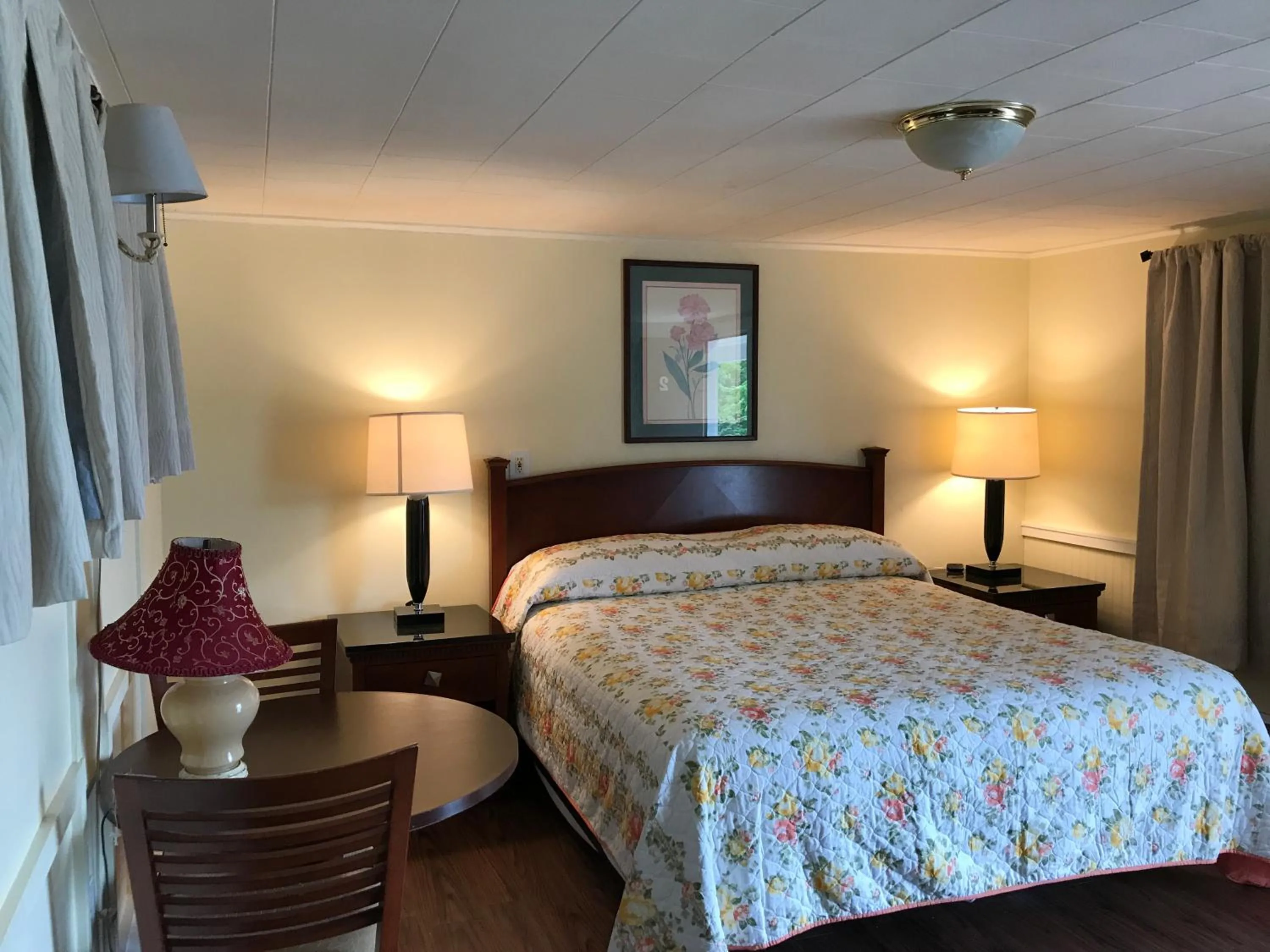 Shower, Bed in Royale Coach Motor Lodge