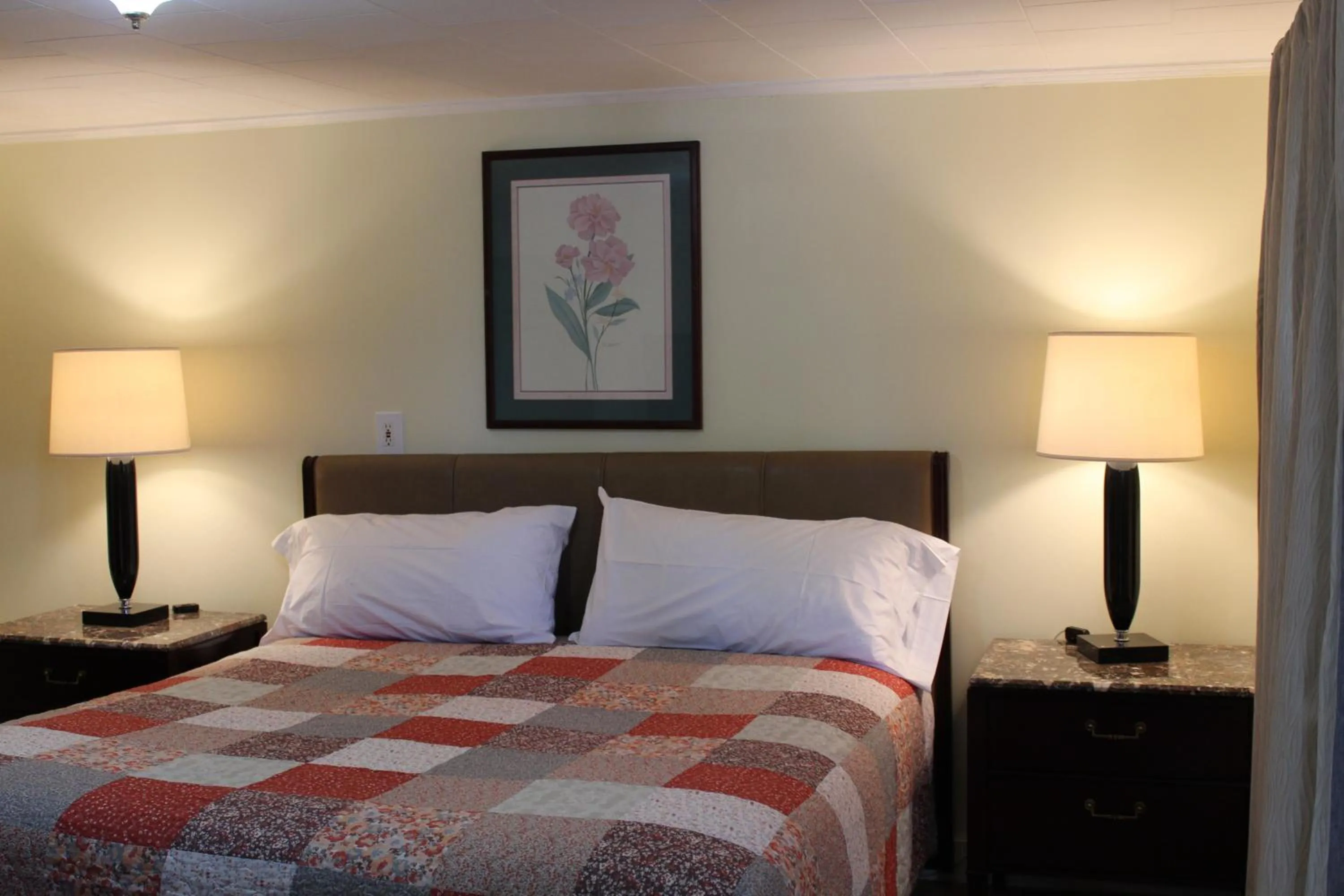 Shower, Bed in Royale Coach Motor Lodge