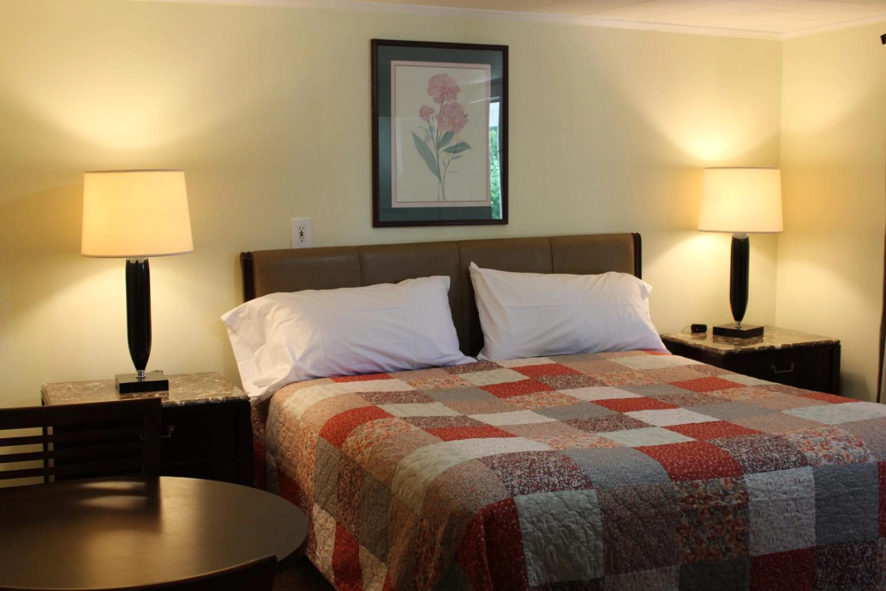 Shower, Bed in Royale Coach Motor Lodge