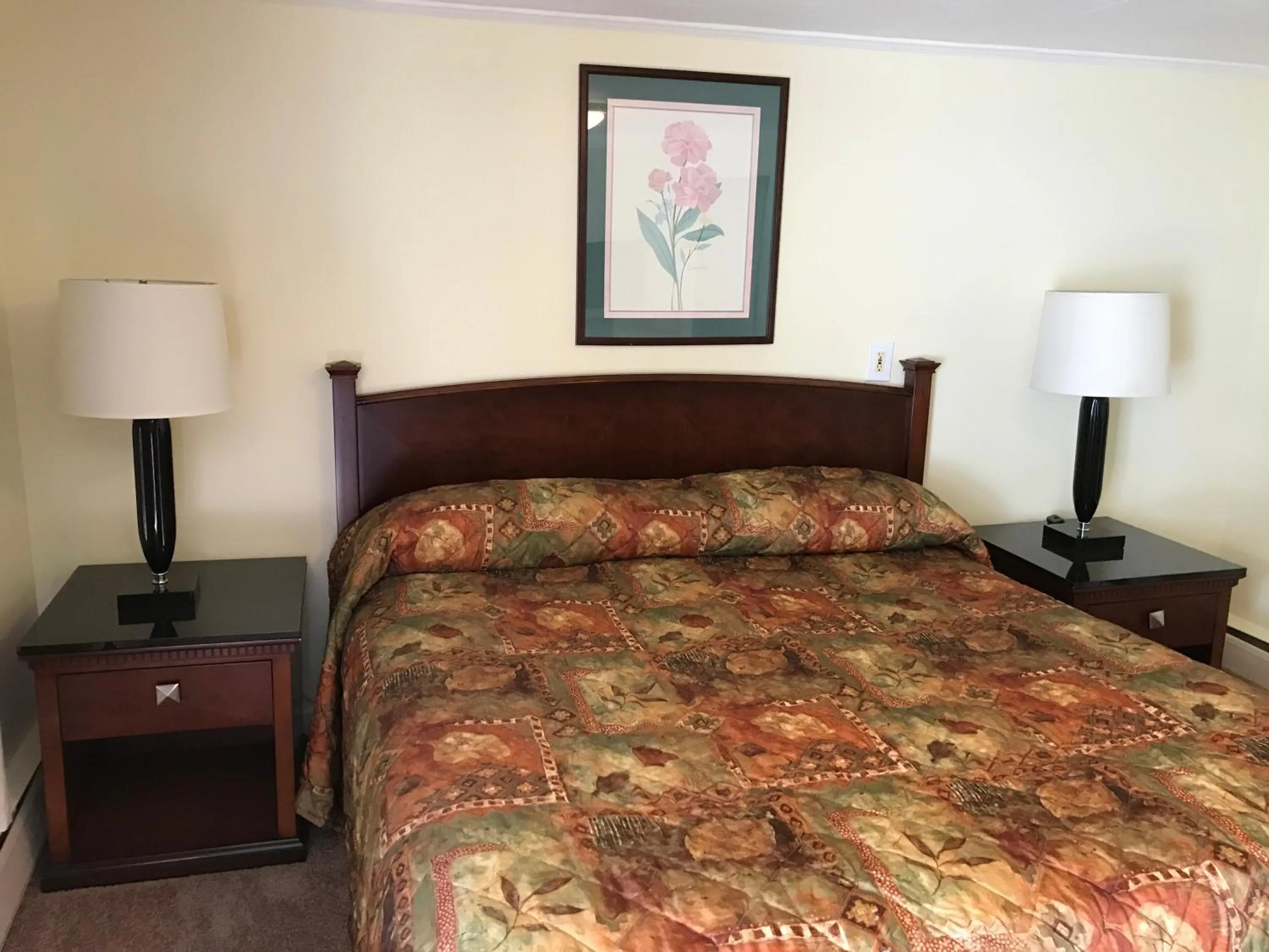 Shower, Bed in Royale Coach Motor Lodge