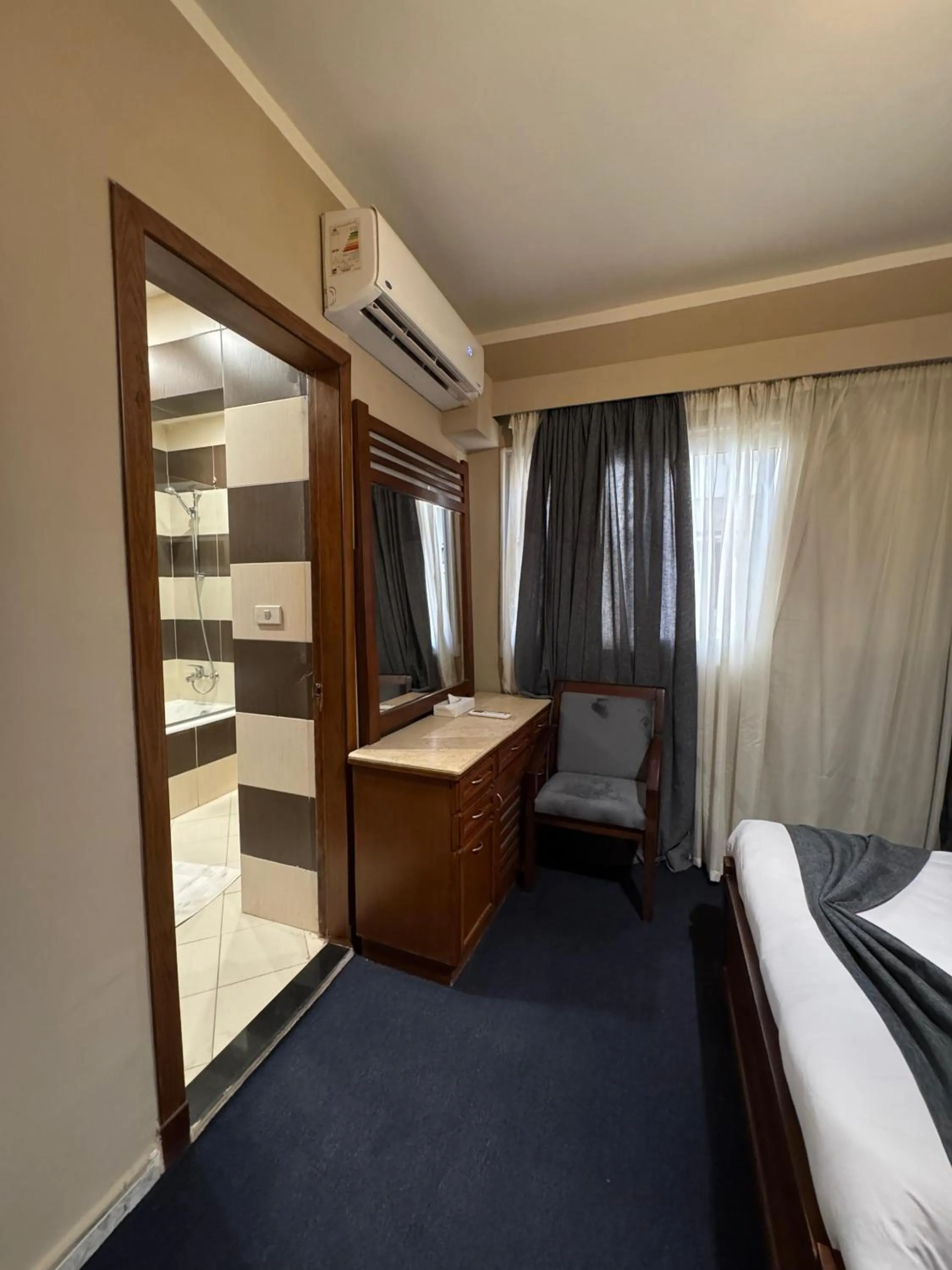 Photo of the whole room, Bed in New Marwa Palace