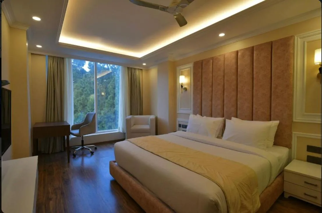 Bed in Claret inn by Lawrence Hotels