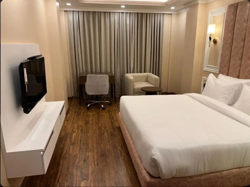 Bed in Claret inn by Lawrence Hotels