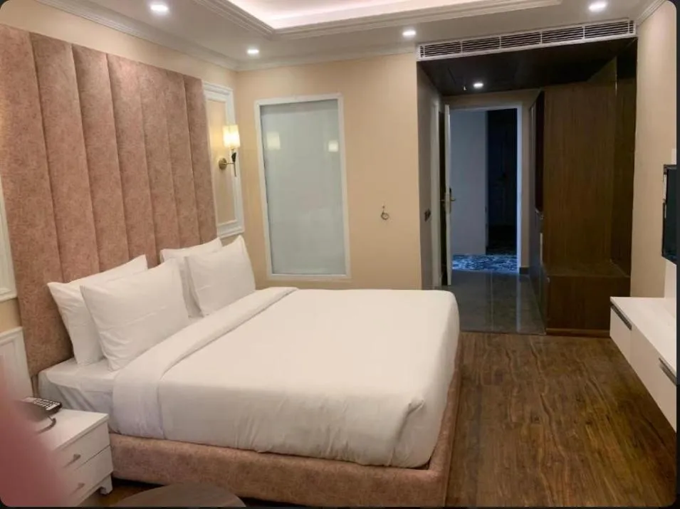 Bed in Claret inn by Lawrence Hotels