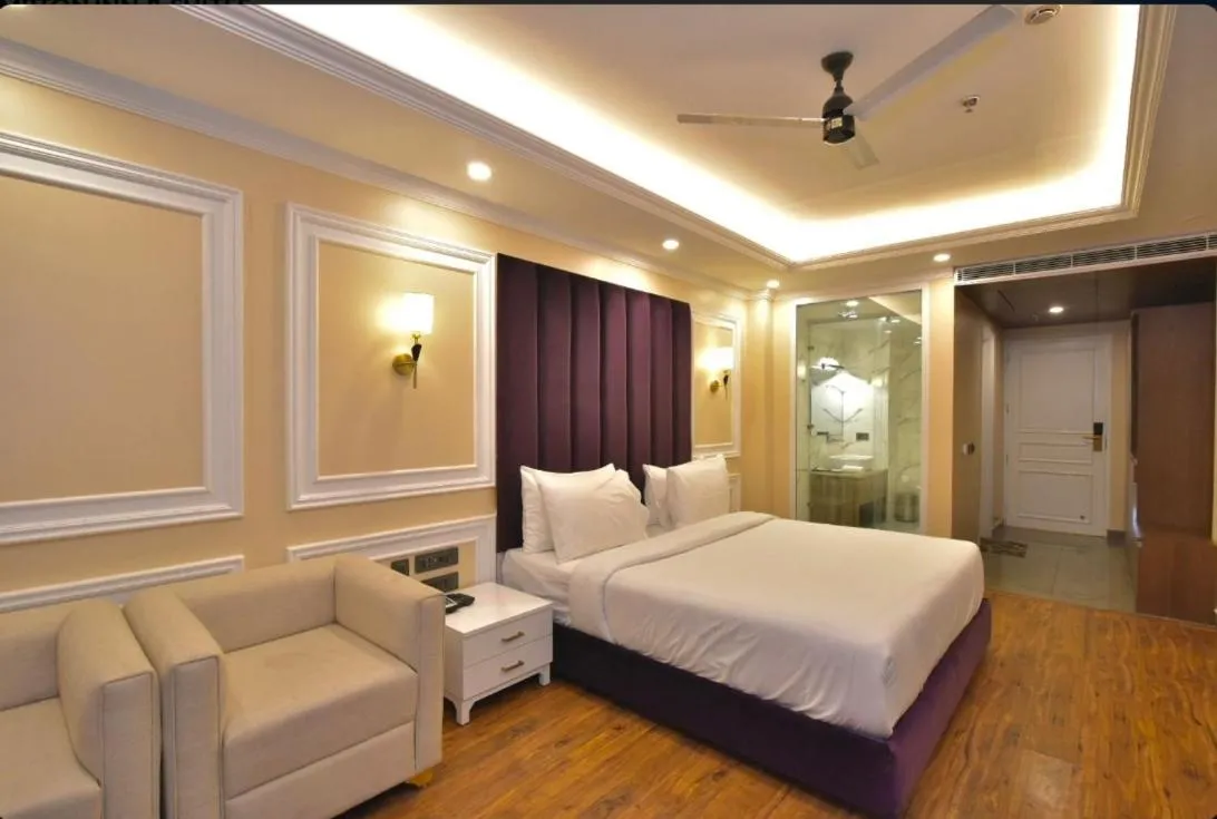 Bed in Claret inn by Lawrence Hotels